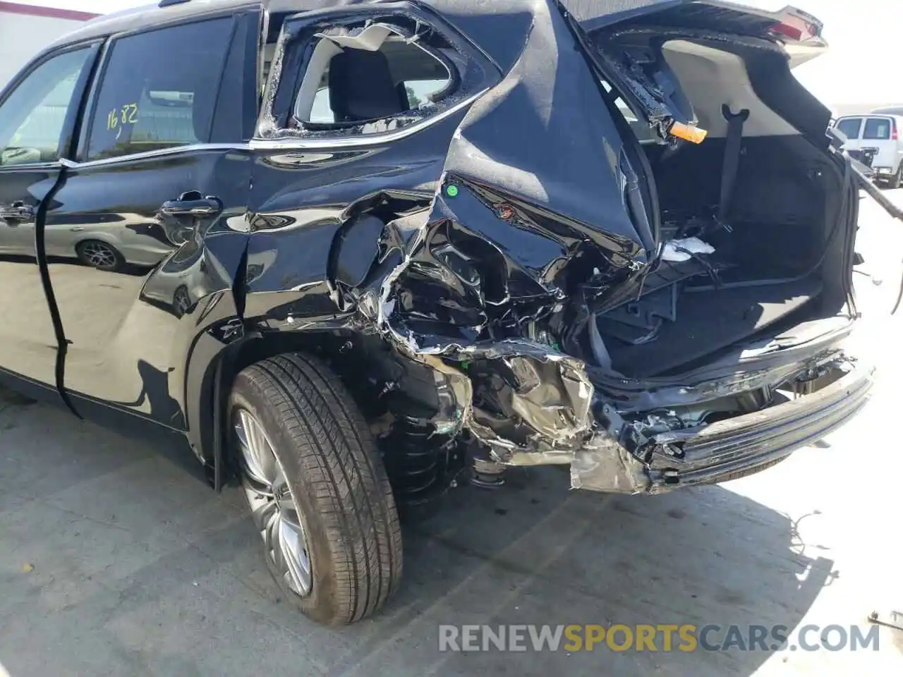 9 Photograph of a damaged car 5TDFZRBH5NS213456 TOYOTA HIGHLANDER 2022