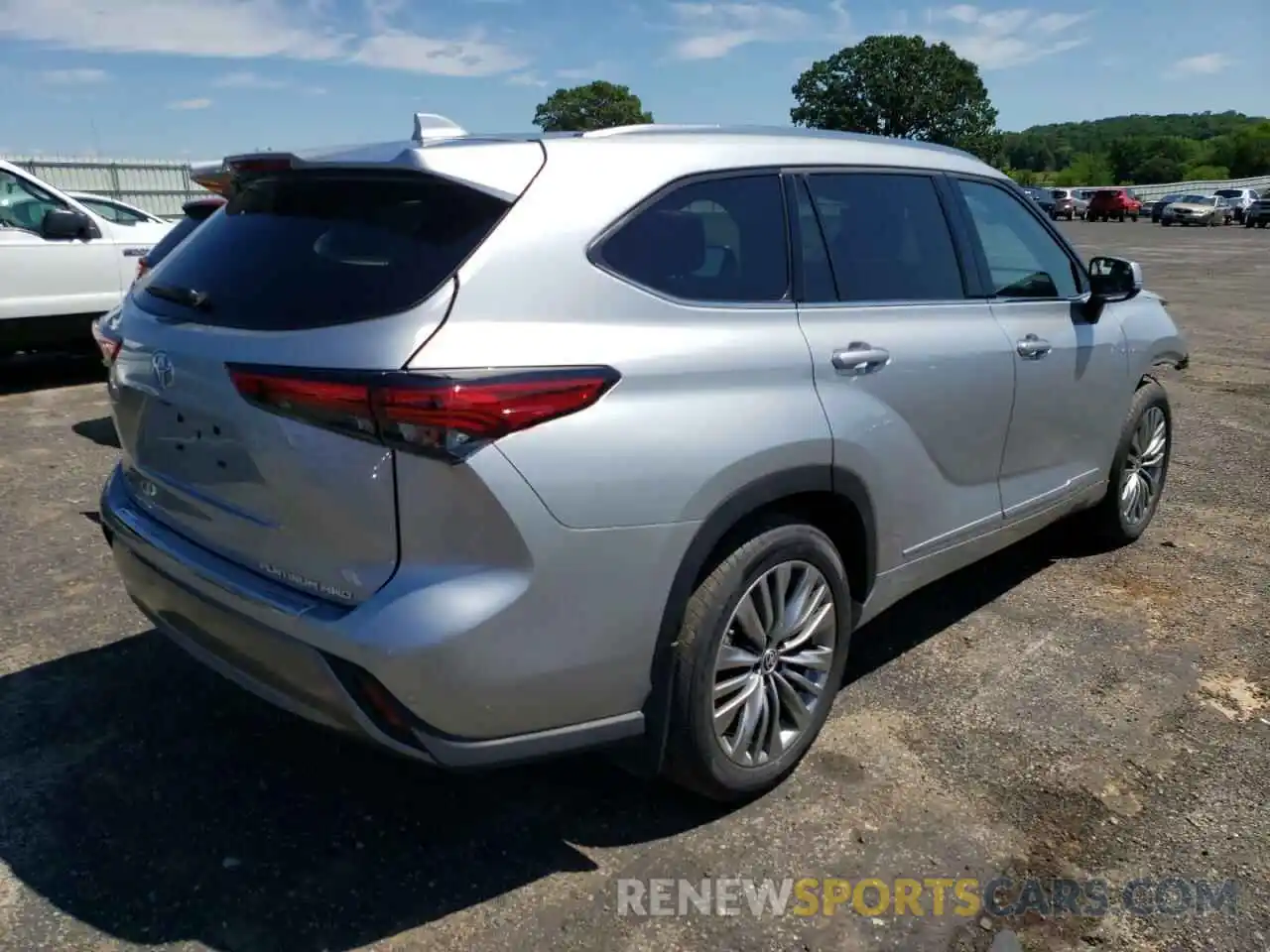 4 Photograph of a damaged car 5TDFZRBH6NS182573 TOYOTA HIGHLANDER 2022