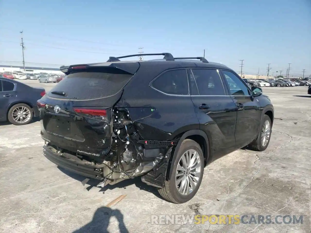 4 Photograph of a damaged car 5TDFZRBH6NS207021 TOYOTA HIGHLANDER 2022