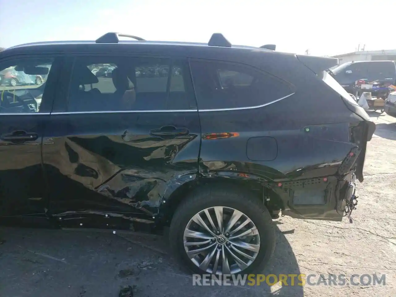 9 Photograph of a damaged car 5TDFZRBH6NS207021 TOYOTA HIGHLANDER 2022