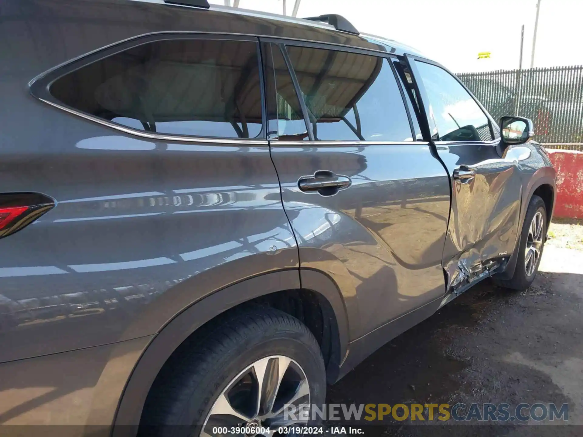 17 Photograph of a damaged car 5TDGBRCH1NS561505 TOYOTA HIGHLANDER 2022