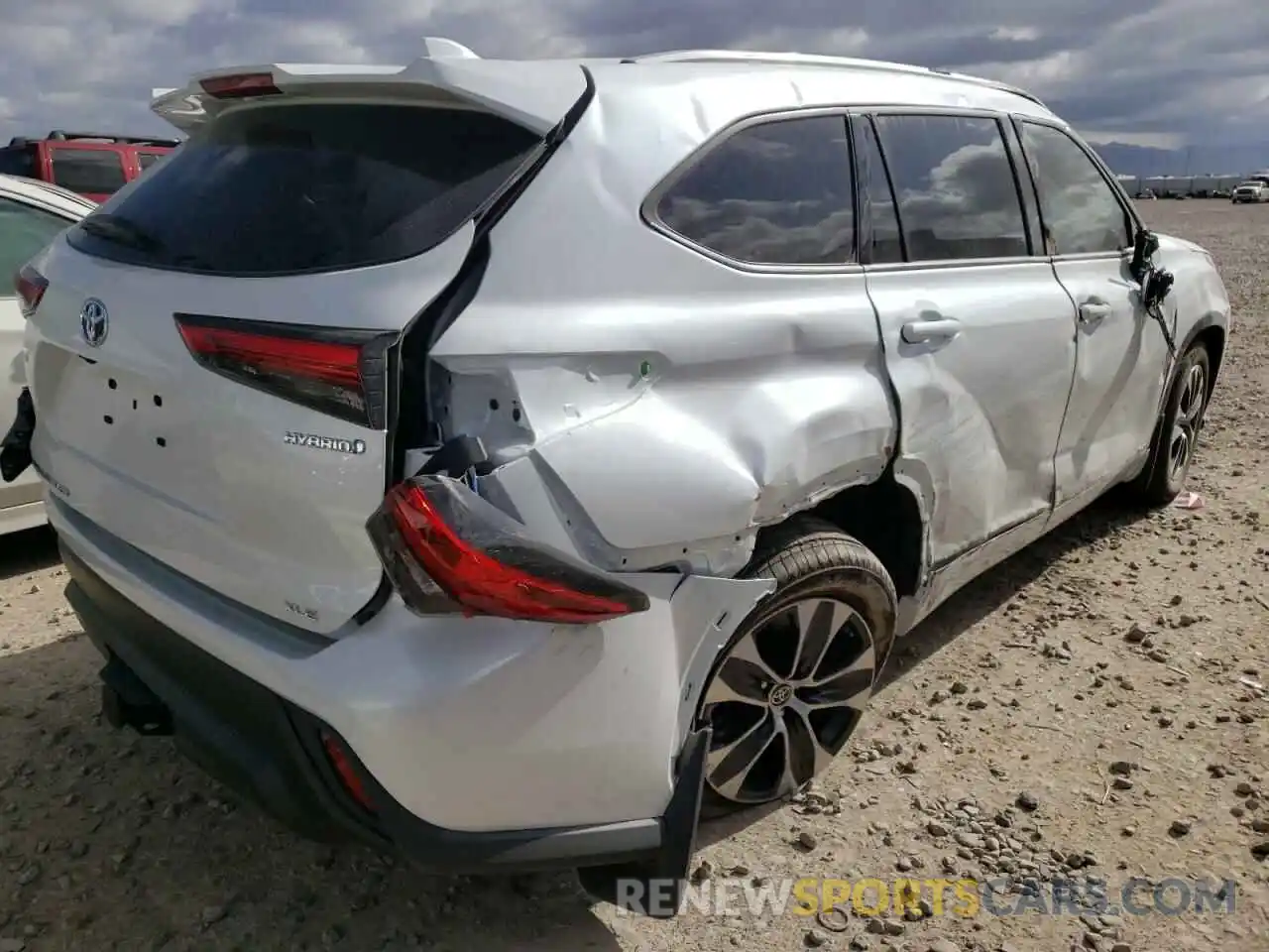 4 Photograph of a damaged car 5TDGBRCH9NS548999 TOYOTA HIGHLANDER 2022