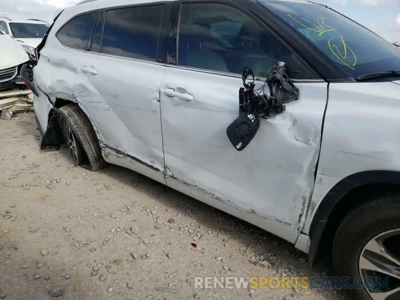 9 Photograph of a damaged car 5TDGBRCH9NS548999 TOYOTA HIGHLANDER 2022