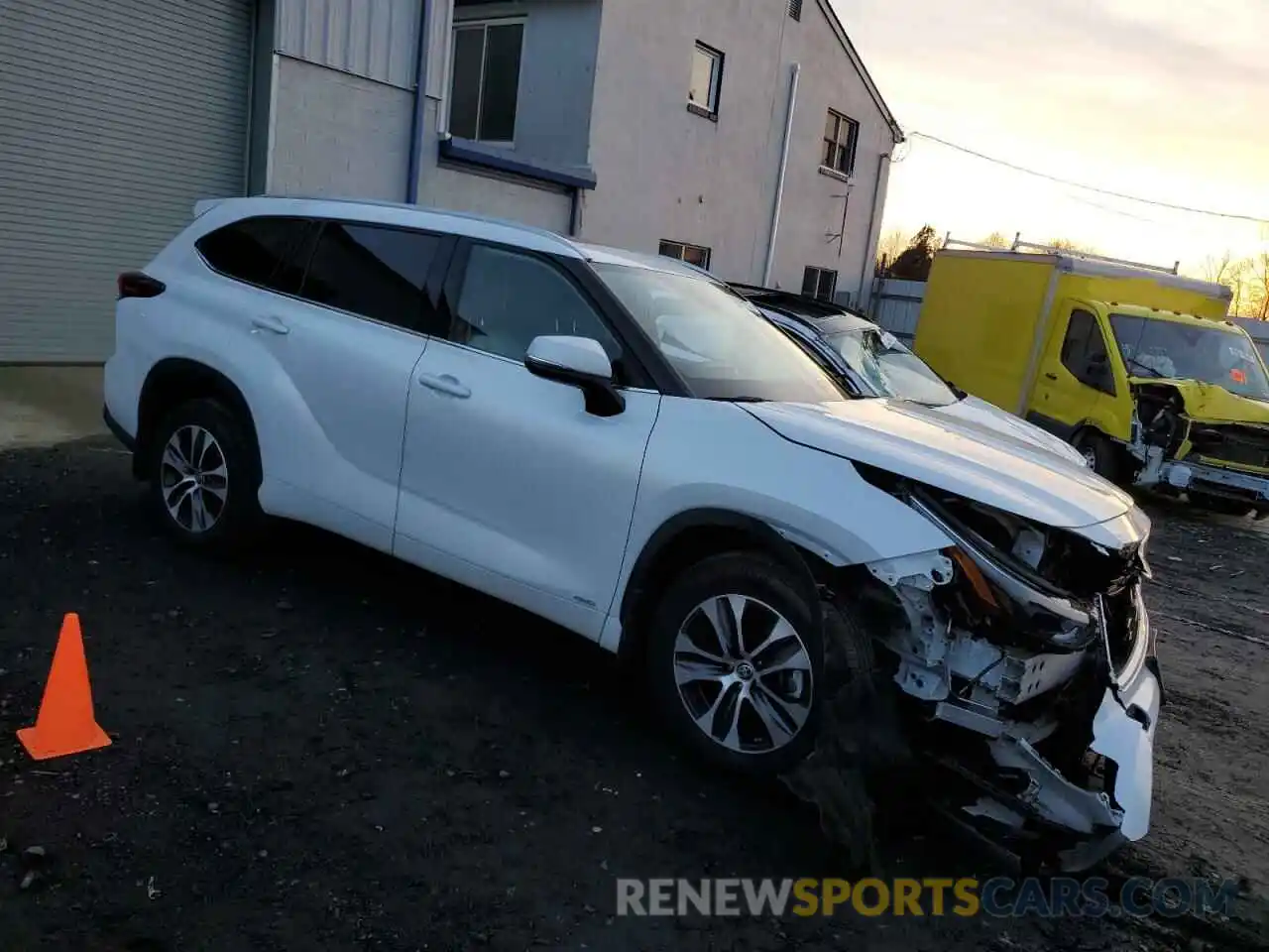 4 Photograph of a damaged car 5TDGBRCHXNS545870 TOYOTA HIGHLANDER 2022