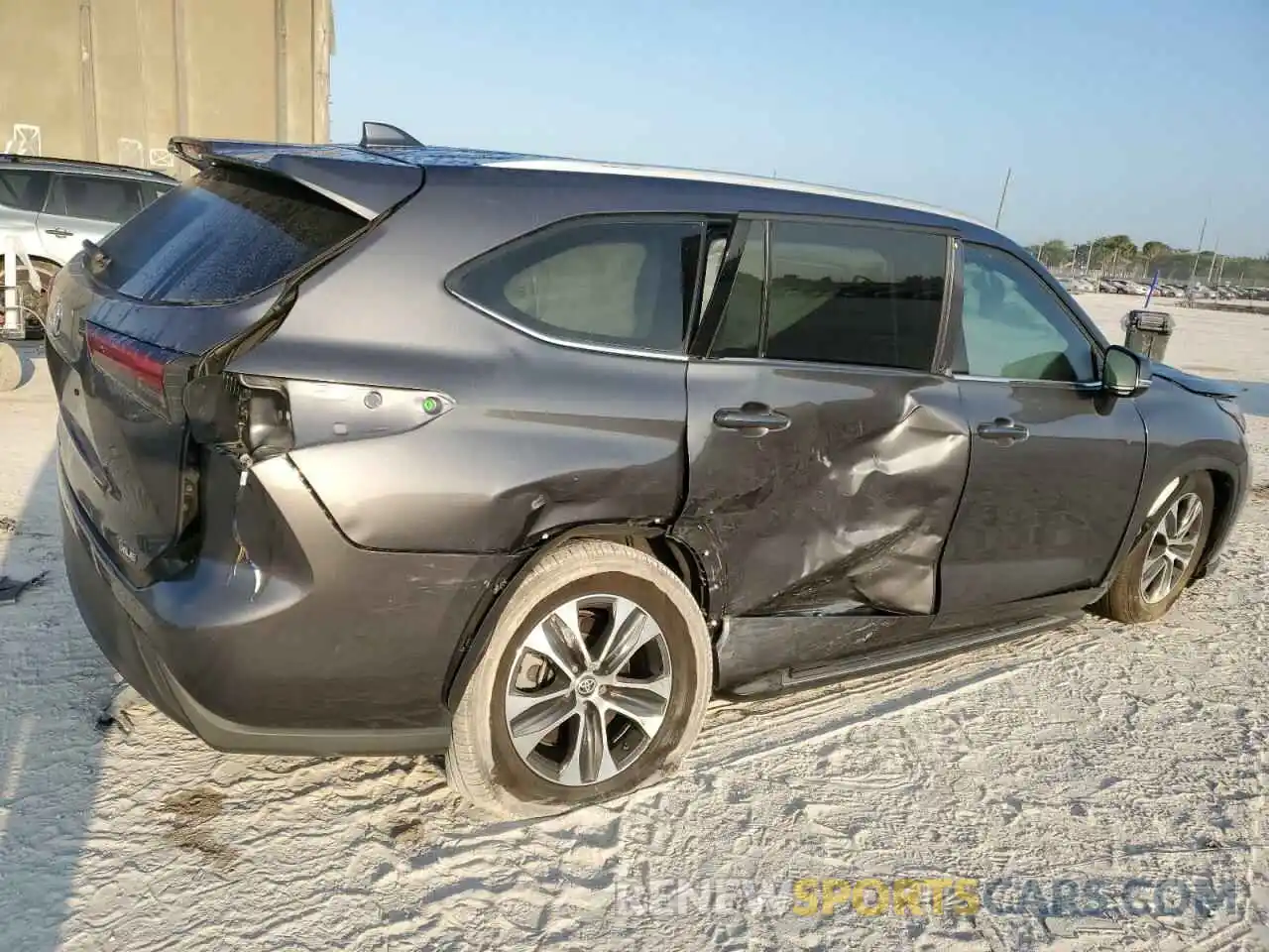 3 Photograph of a damaged car 5TDGZRAH0NS126876 TOYOTA HIGHLANDER 2022