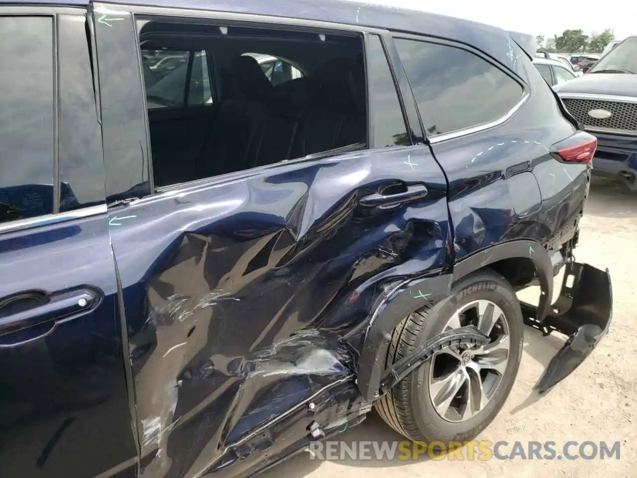 9 Photograph of a damaged car 5TDGZRAH4NS541599 TOYOTA HIGHLANDER 2022