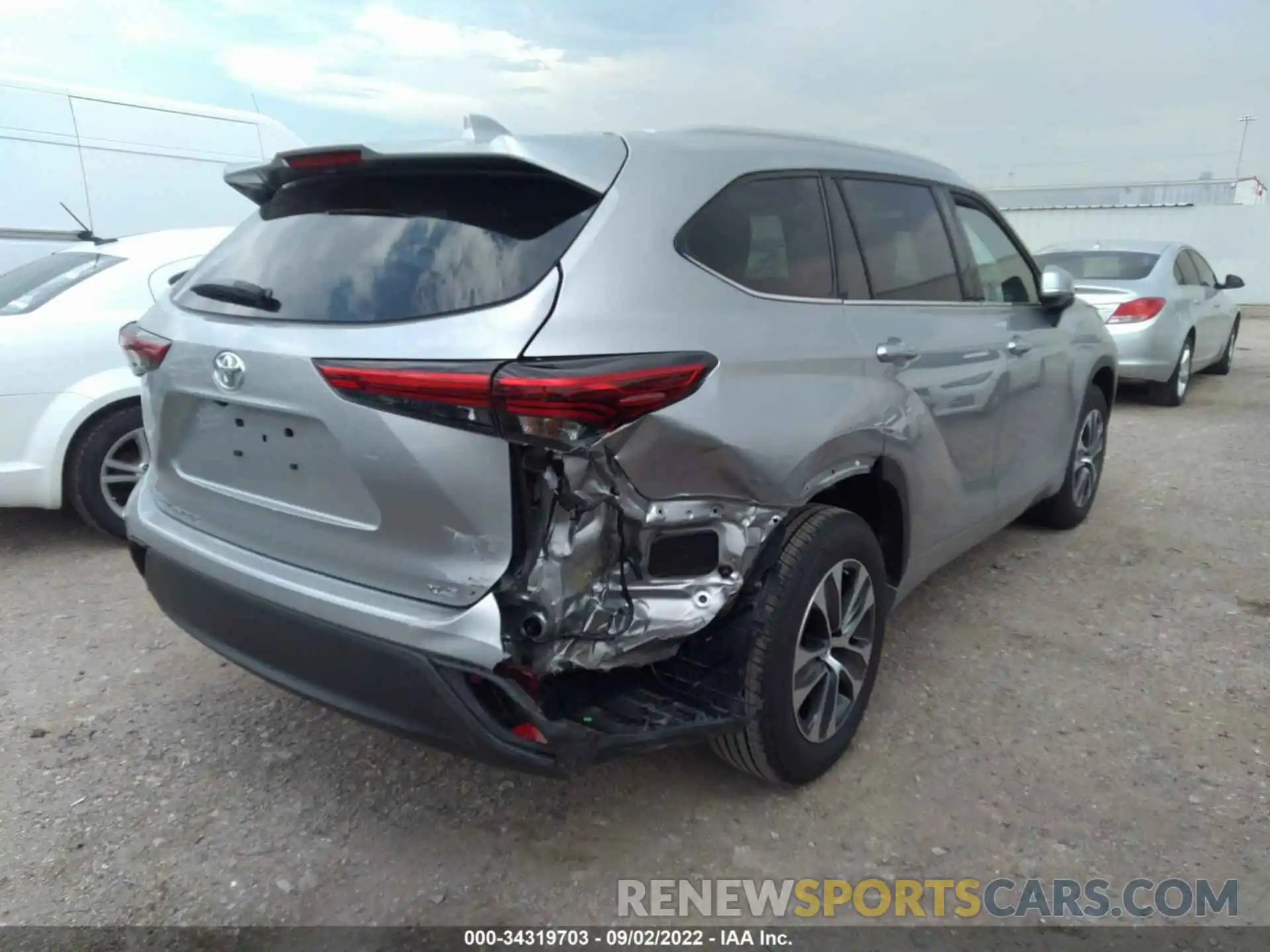 4 Photograph of a damaged car 5TDGZRAH5NS120832 TOYOTA HIGHLANDER 2022