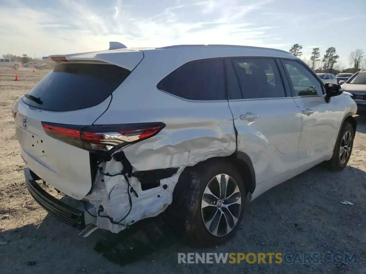 4 Photograph of a damaged car 5TDGZRAH6NS091003 TOYOTA HIGHLANDER 2022