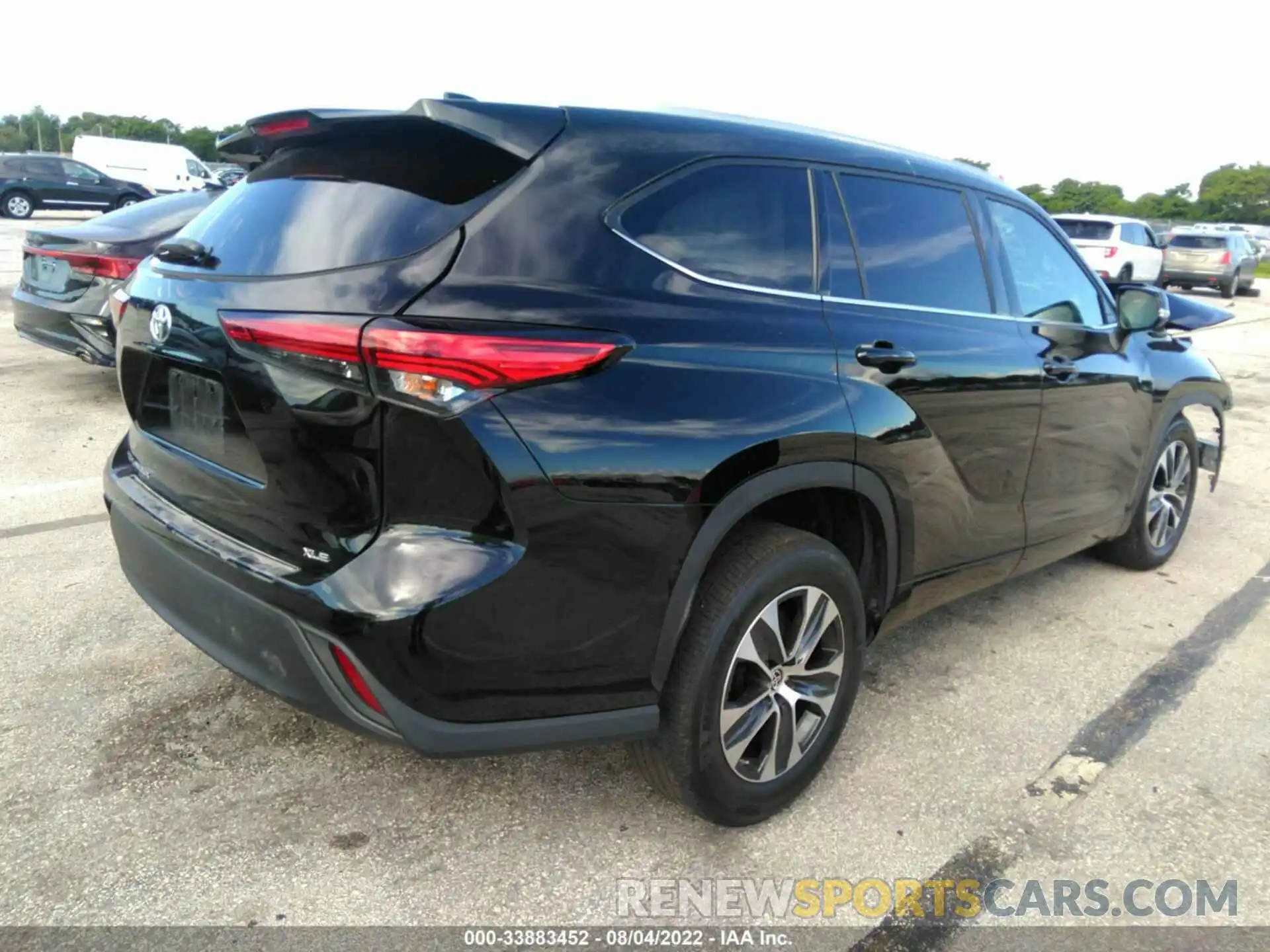 4 Photograph of a damaged car 5TDGZRAH6NS102128 TOYOTA HIGHLANDER 2022