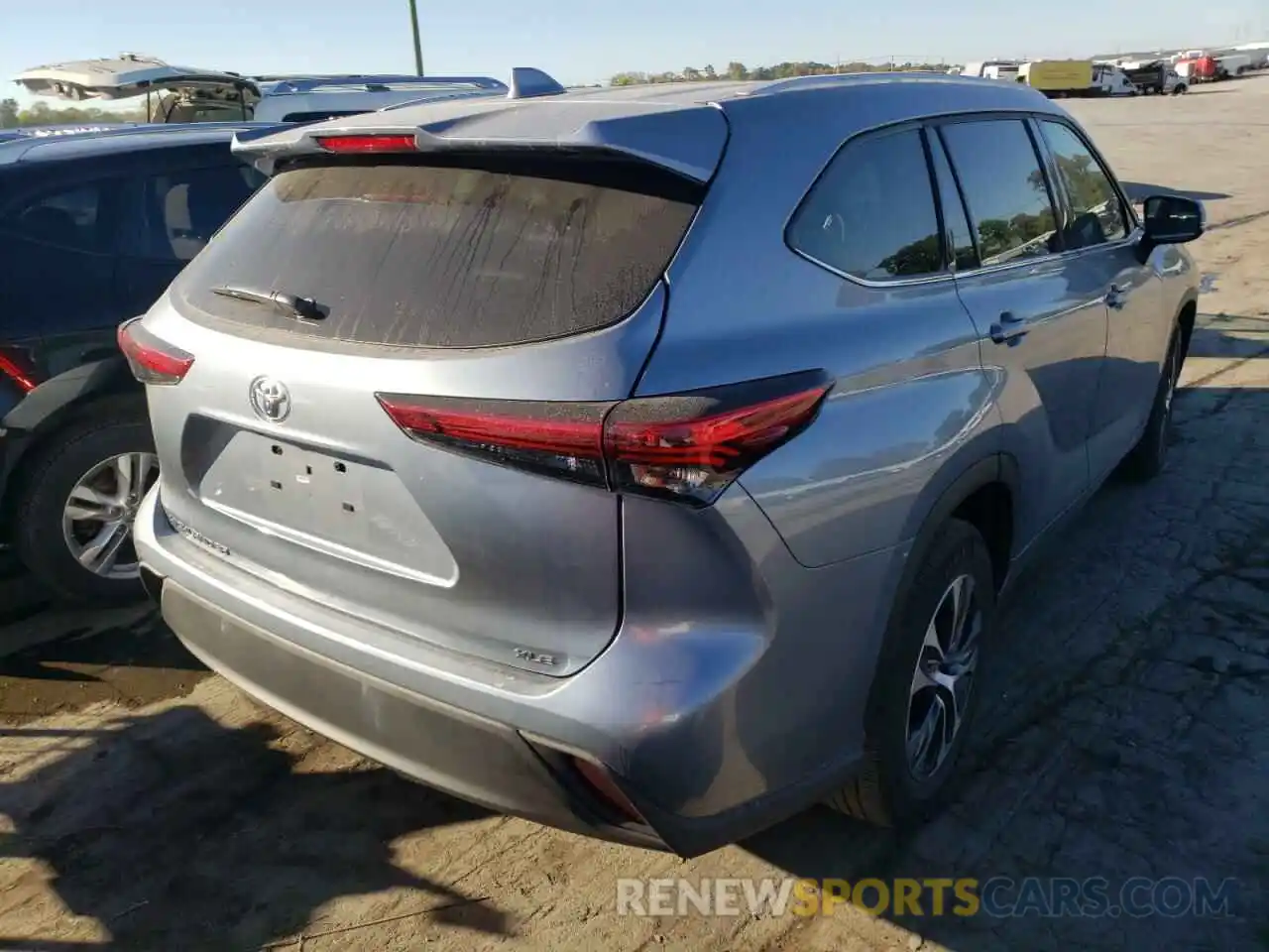 4 Photograph of a damaged car 5TDGZRAH6NS113436 TOYOTA HIGHLANDER 2022