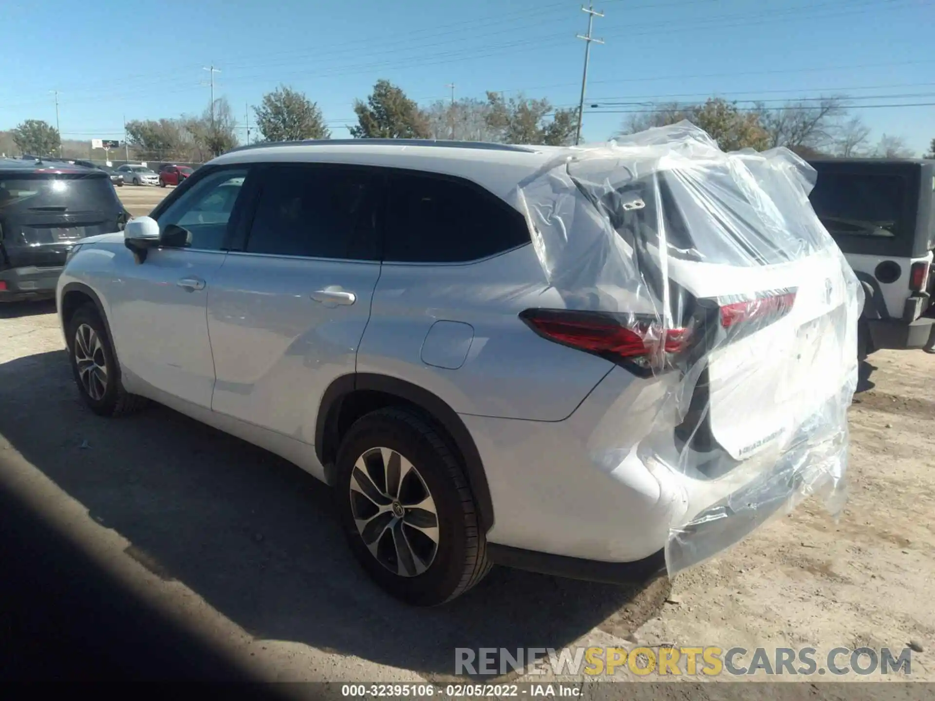 3 Photograph of a damaged car 5TDGZRAH6NS539451 TOYOTA HIGHLANDER 2022