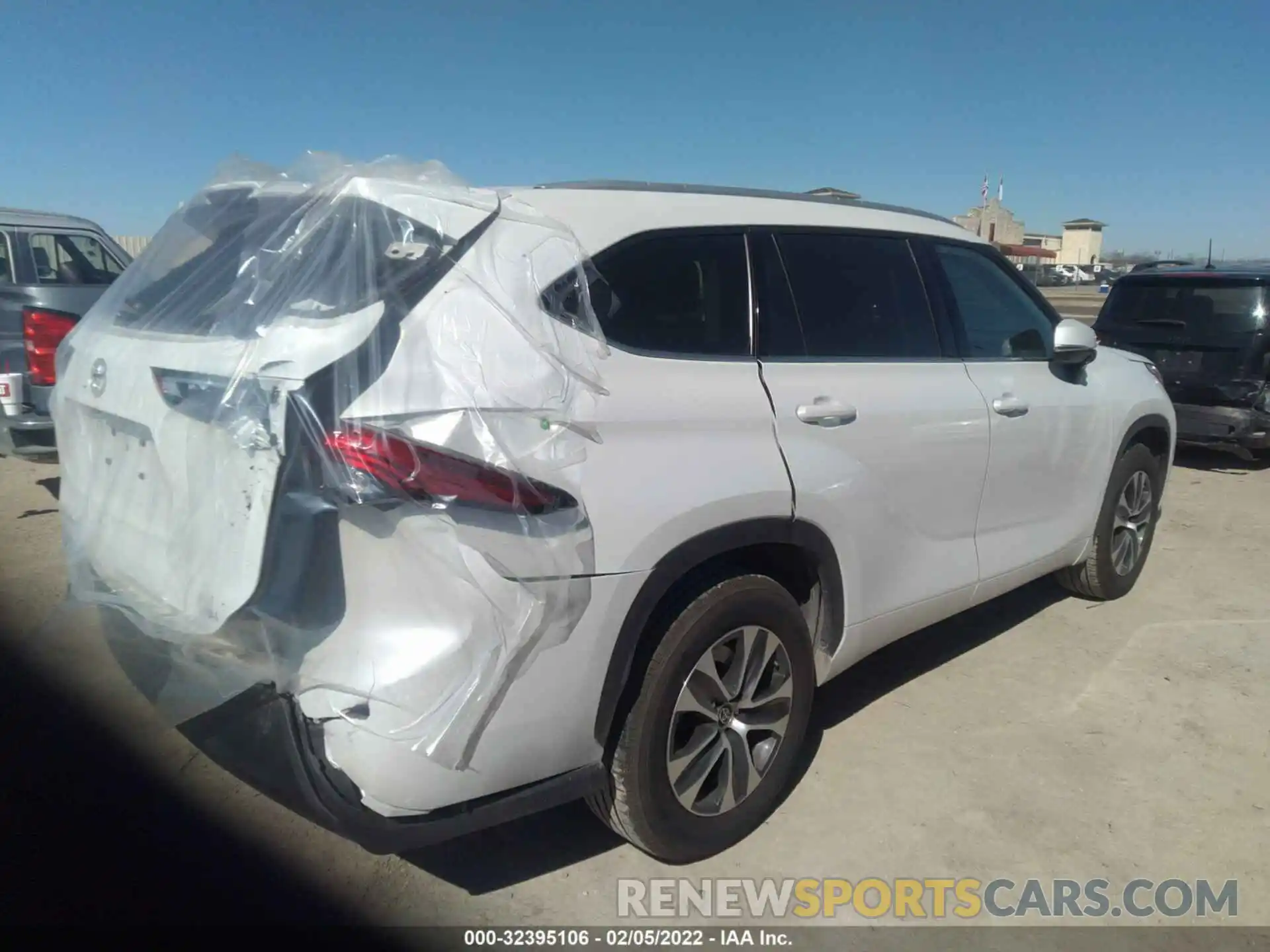 4 Photograph of a damaged car 5TDGZRAH6NS539451 TOYOTA HIGHLANDER 2022