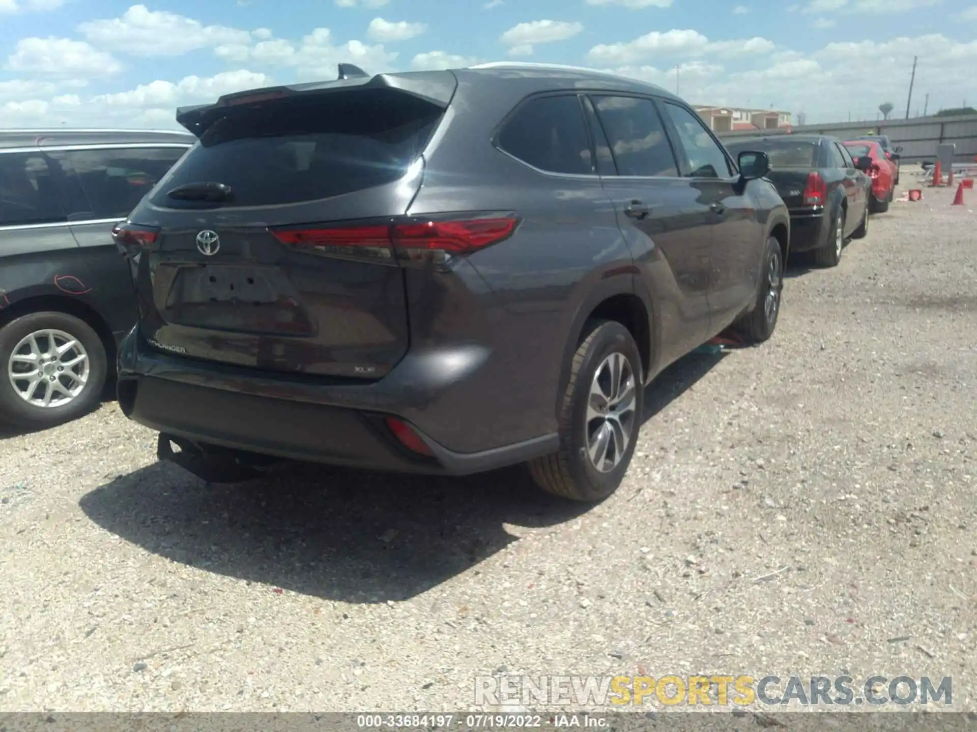 4 Photograph of a damaged car 5TDGZRAH6NS551096 TOYOTA HIGHLANDER 2022