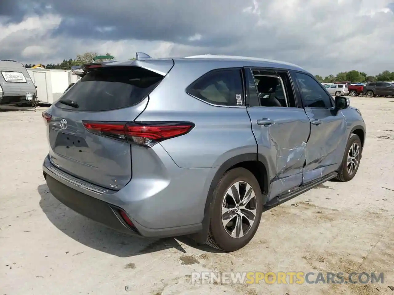 4 Photograph of a damaged car 5TDGZRAH8NS102244 TOYOTA HIGHLANDER 2022