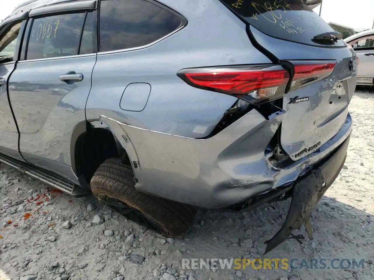 9 Photograph of a damaged car 5TDGZRAH9NS108571 TOYOTA HIGHLANDER 2022