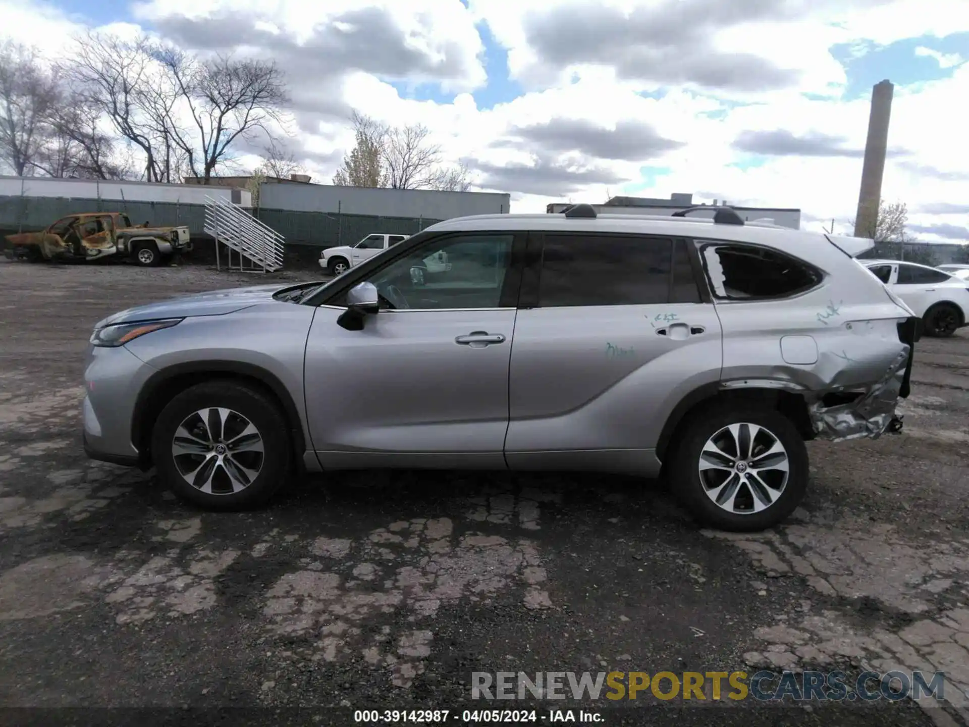 15 Photograph of a damaged car 5TDGZRBH2NS230705 TOYOTA HIGHLANDER 2022