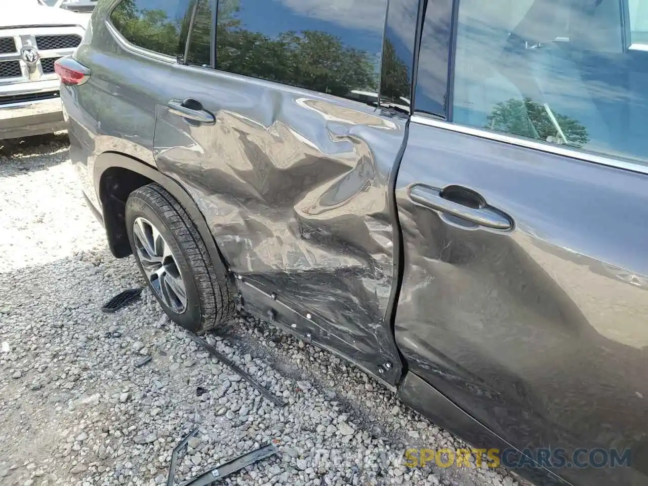 9 Photograph of a damaged car 5TDHBRCH9NS540132 TOYOTA HIGHLANDER 2022