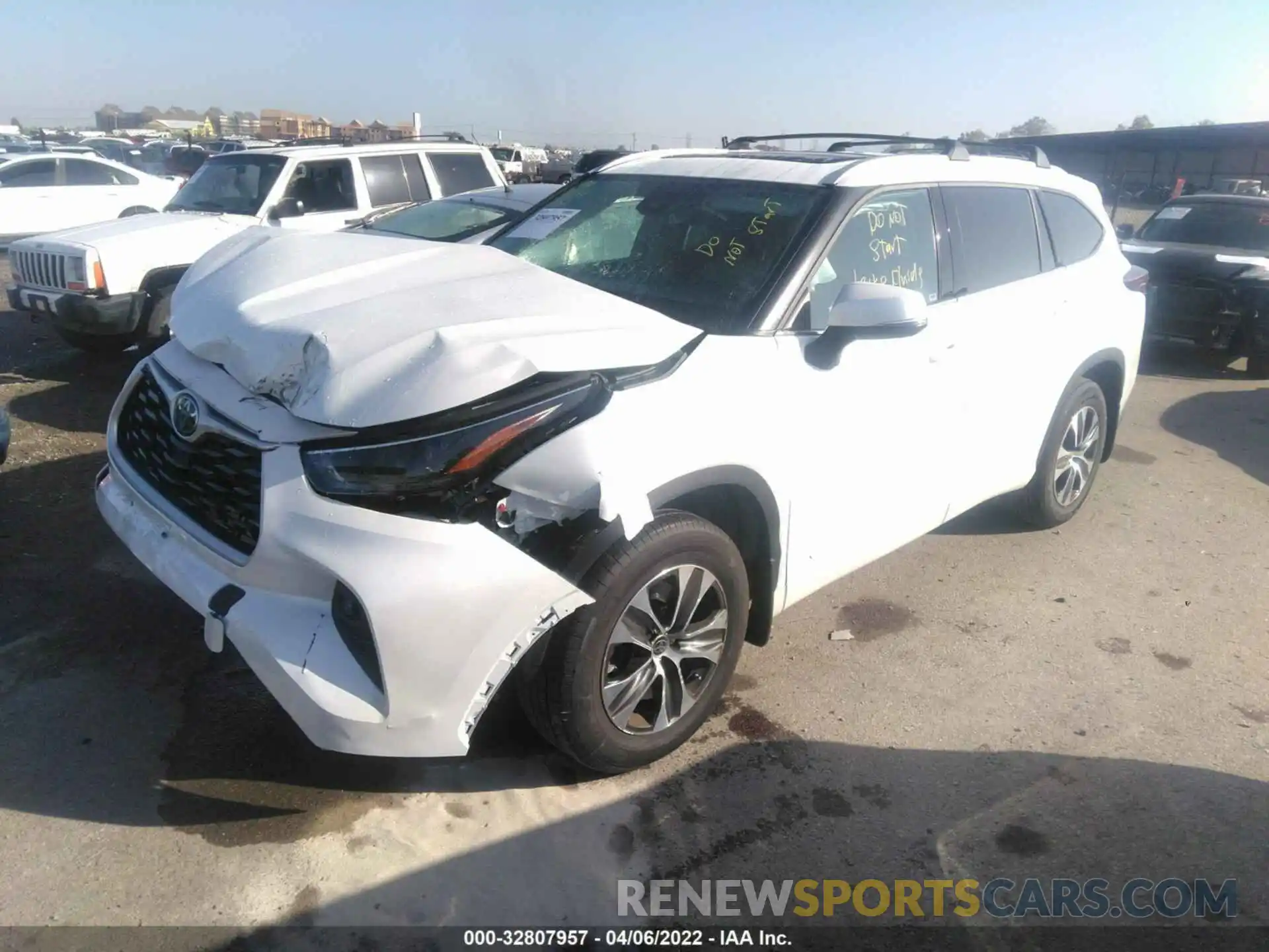 2 Photograph of a damaged car 5TDHZRAH9NS090271 TOYOTA HIGHLANDER 2022