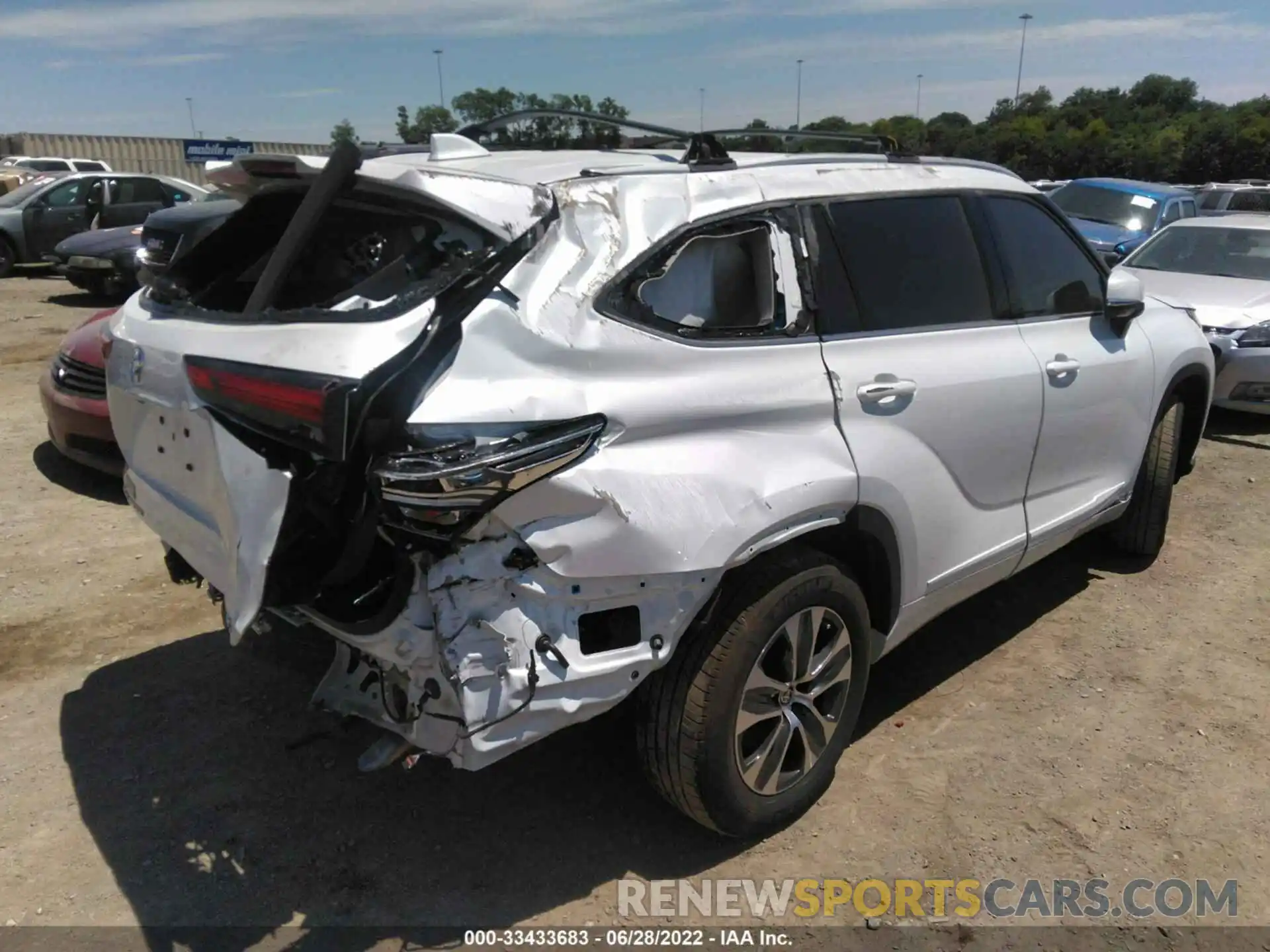 4 Photograph of a damaged car 5TDHZRBH1NS570402 TOYOTA HIGHLANDER 2022