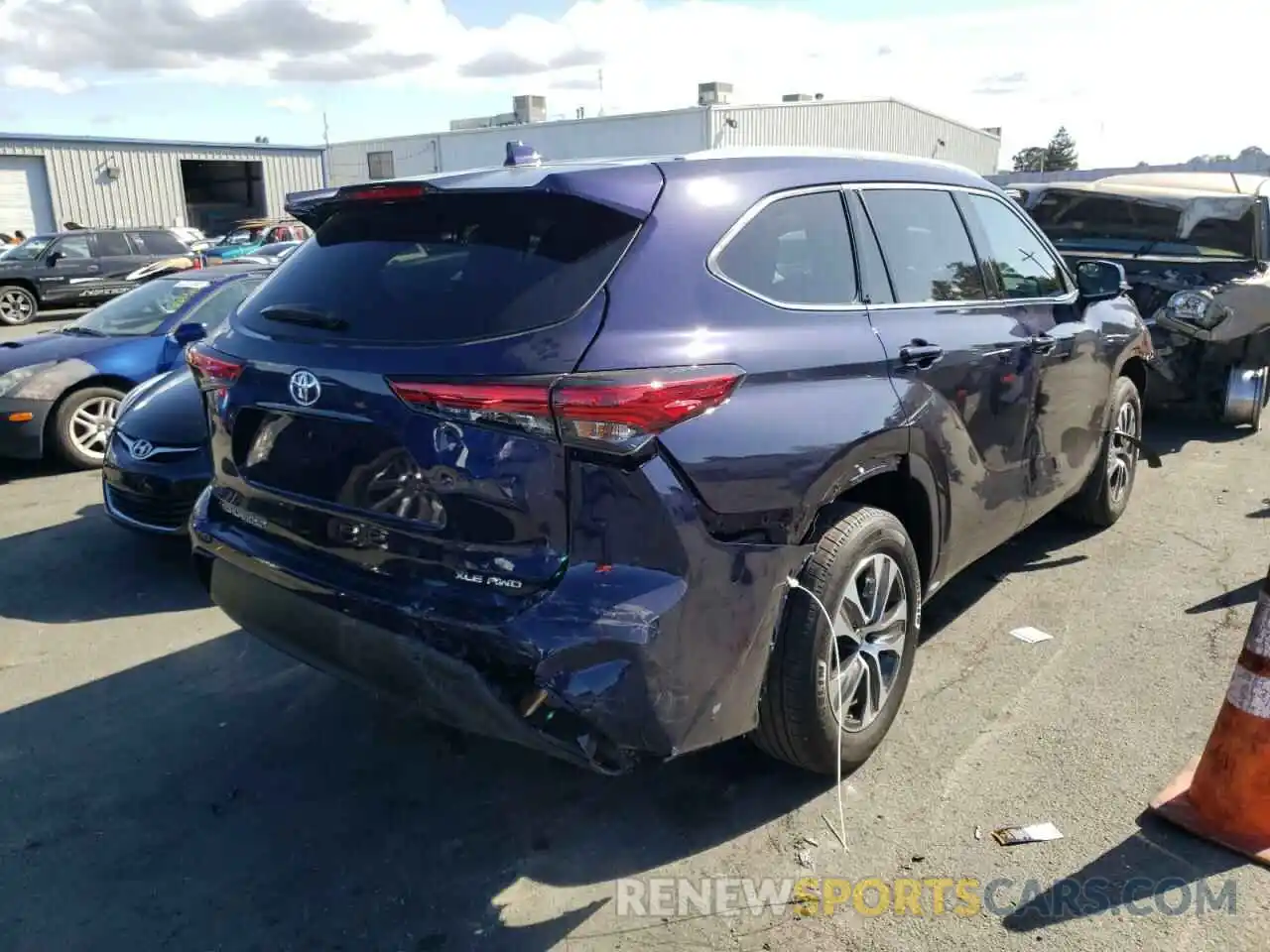 4 Photograph of a damaged car 5TDHZRBH1NS573882 TOYOTA HIGHLANDER 2022