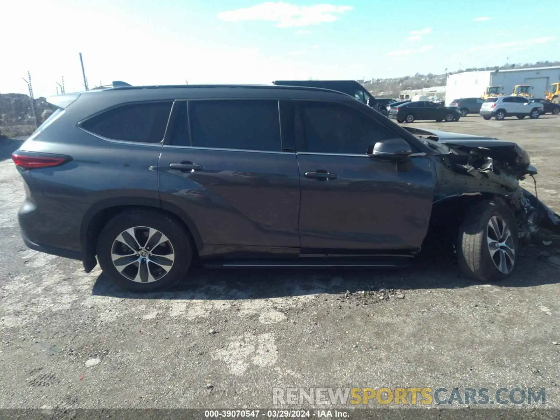 13 Photograph of a damaged car 5TDHZRBH8NS230423 TOYOTA HIGHLANDER 2022