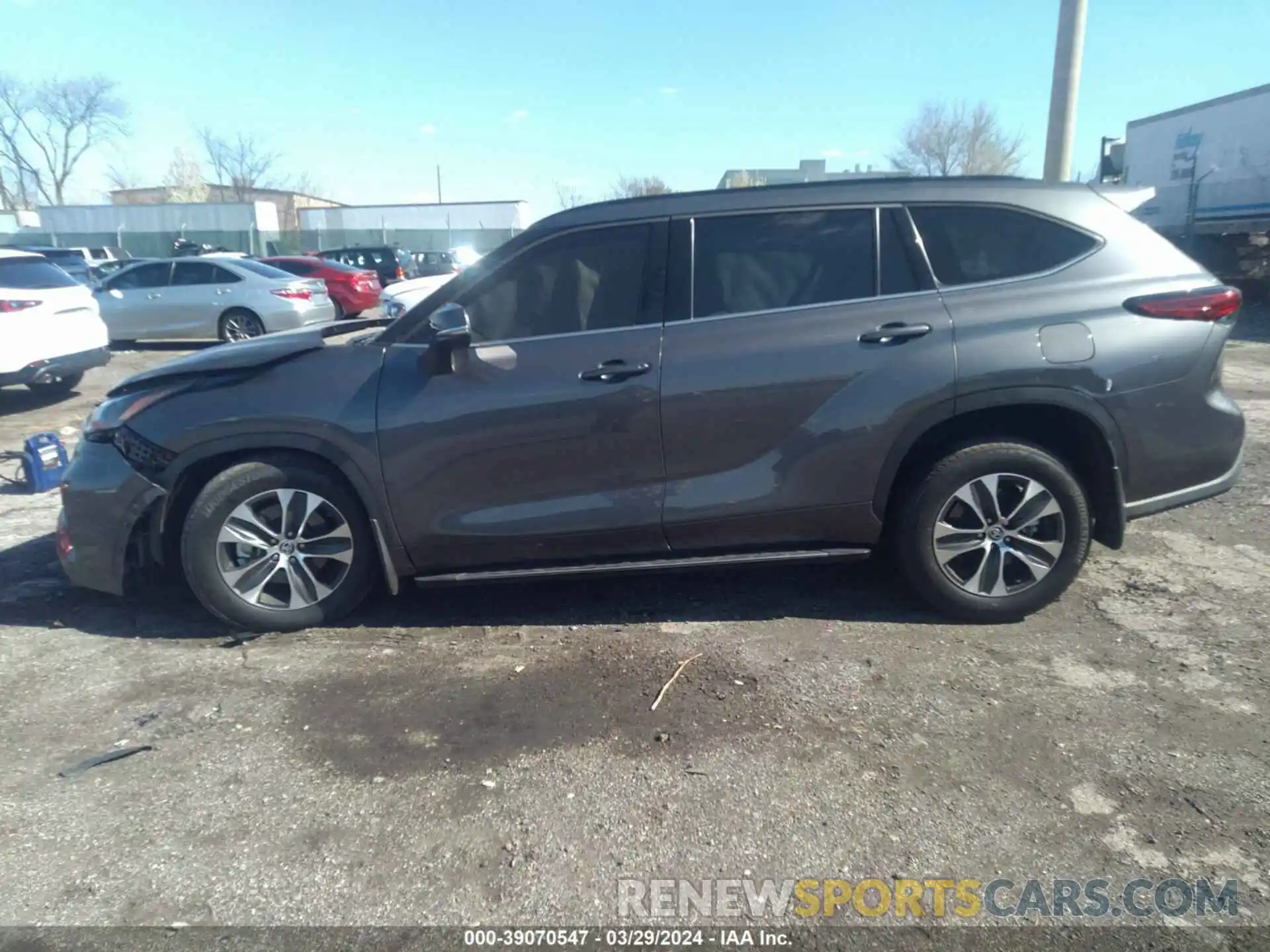 14 Photograph of a damaged car 5TDHZRBH8NS230423 TOYOTA HIGHLANDER 2022