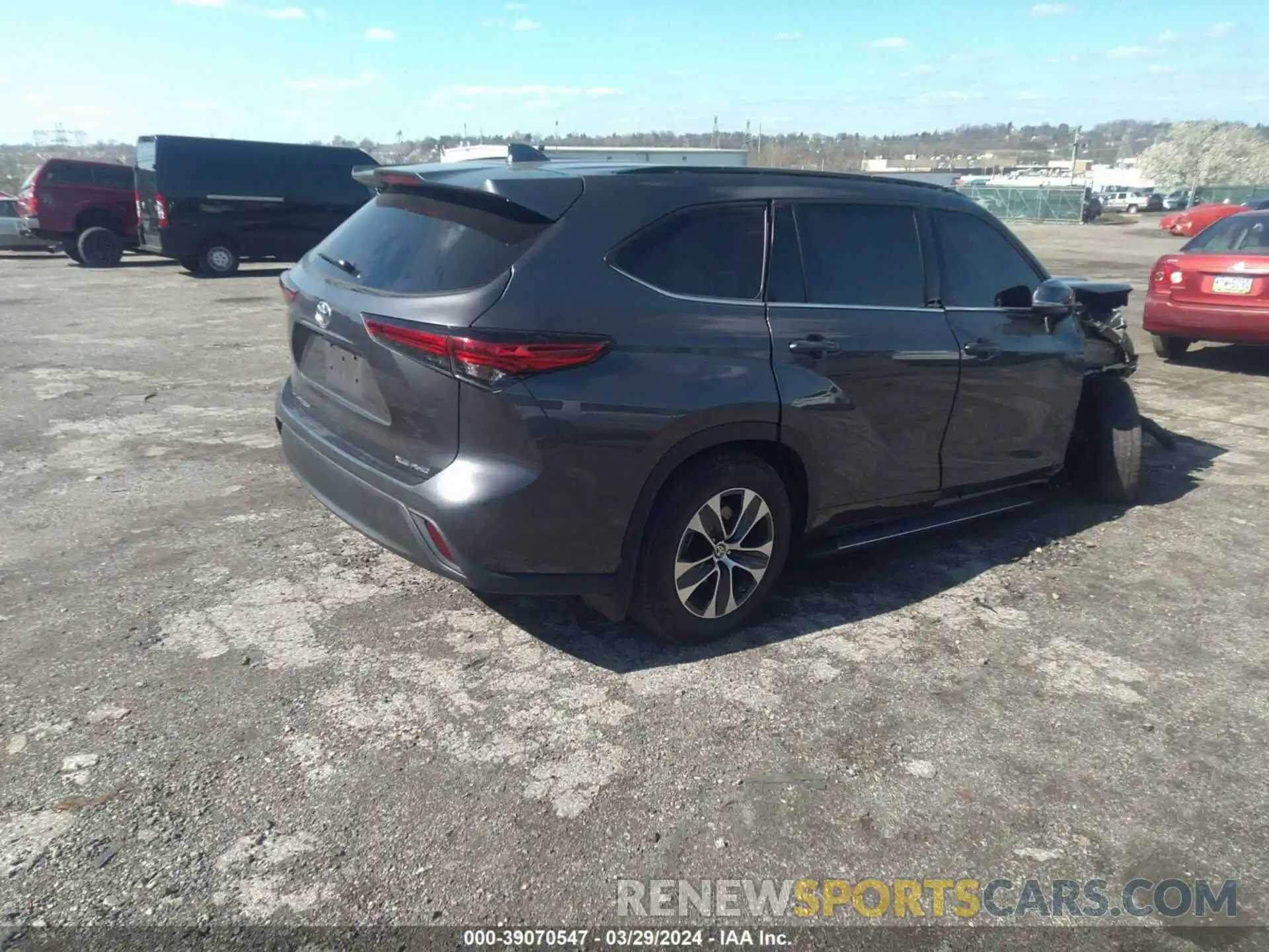 4 Photograph of a damaged car 5TDHZRBH8NS230423 TOYOTA HIGHLANDER 2022