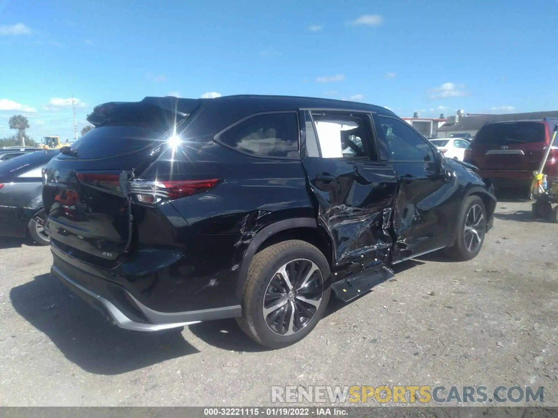 4 Photograph of a damaged car 5TDJZRAH2NS093353 TOYOTA HIGHLANDER 2022