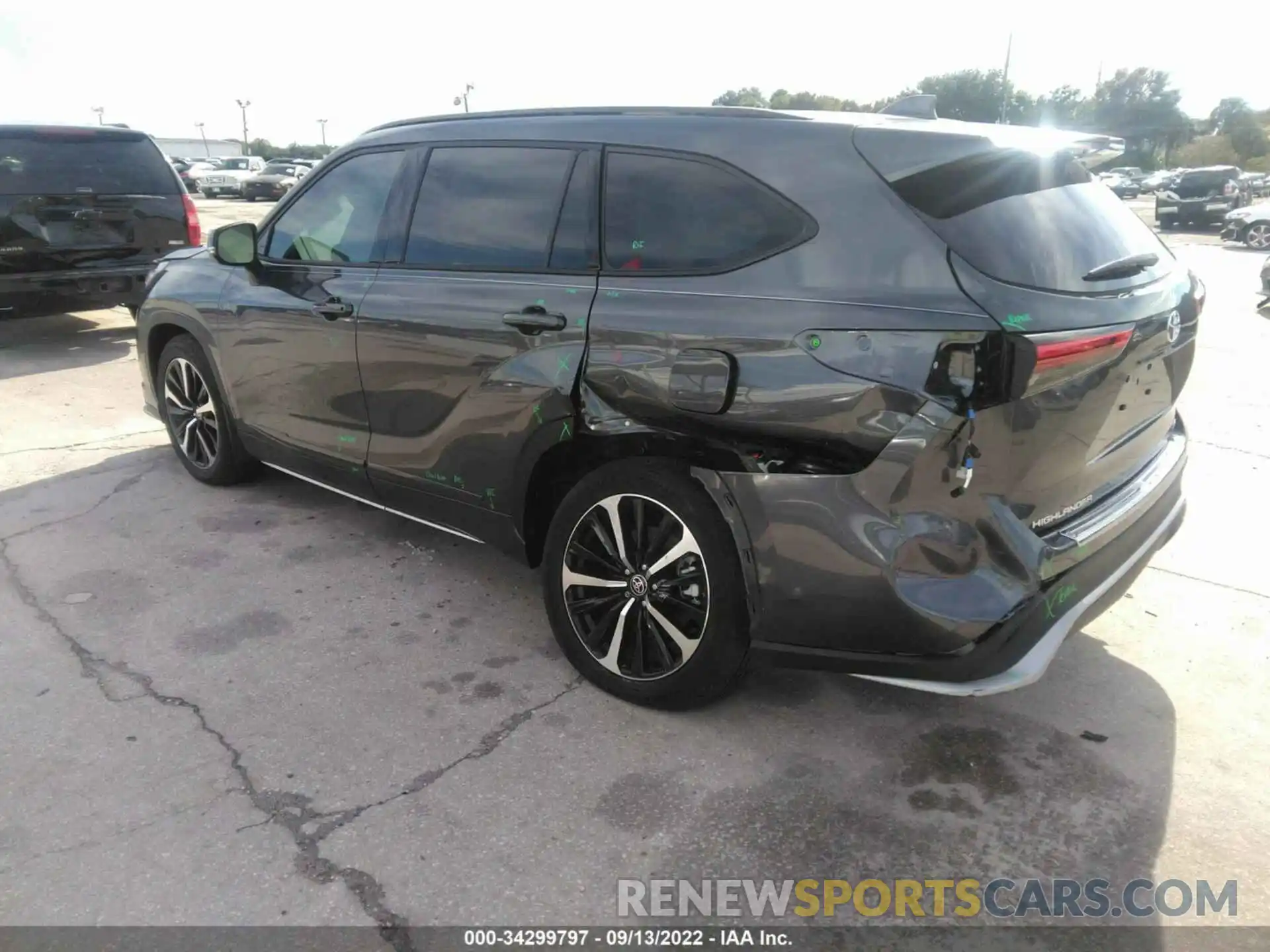 3 Photograph of a damaged car 5TDJZRAH4NS112324 TOYOTA HIGHLANDER 2022