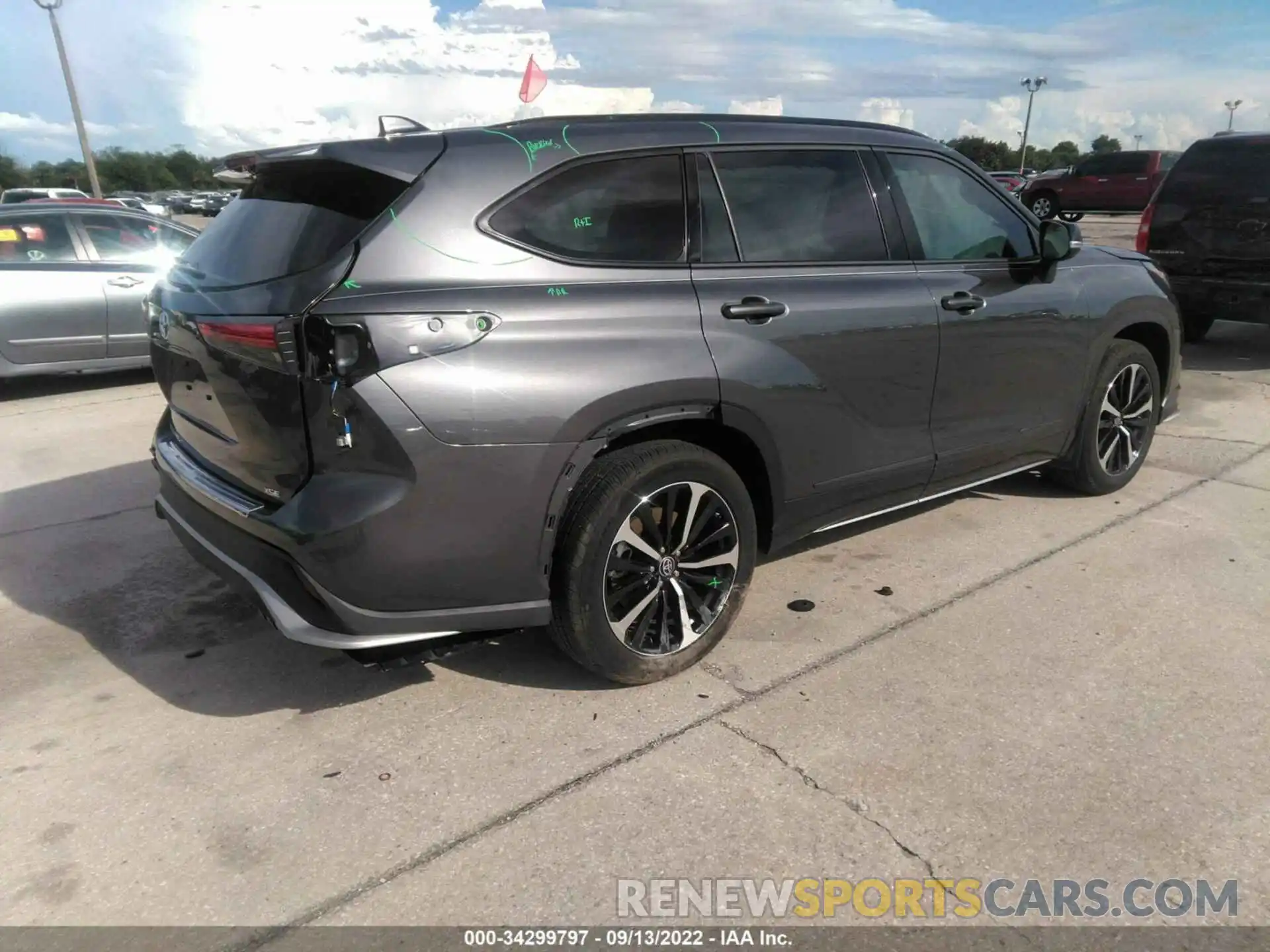 4 Photograph of a damaged car 5TDJZRAH4NS112324 TOYOTA HIGHLANDER 2022