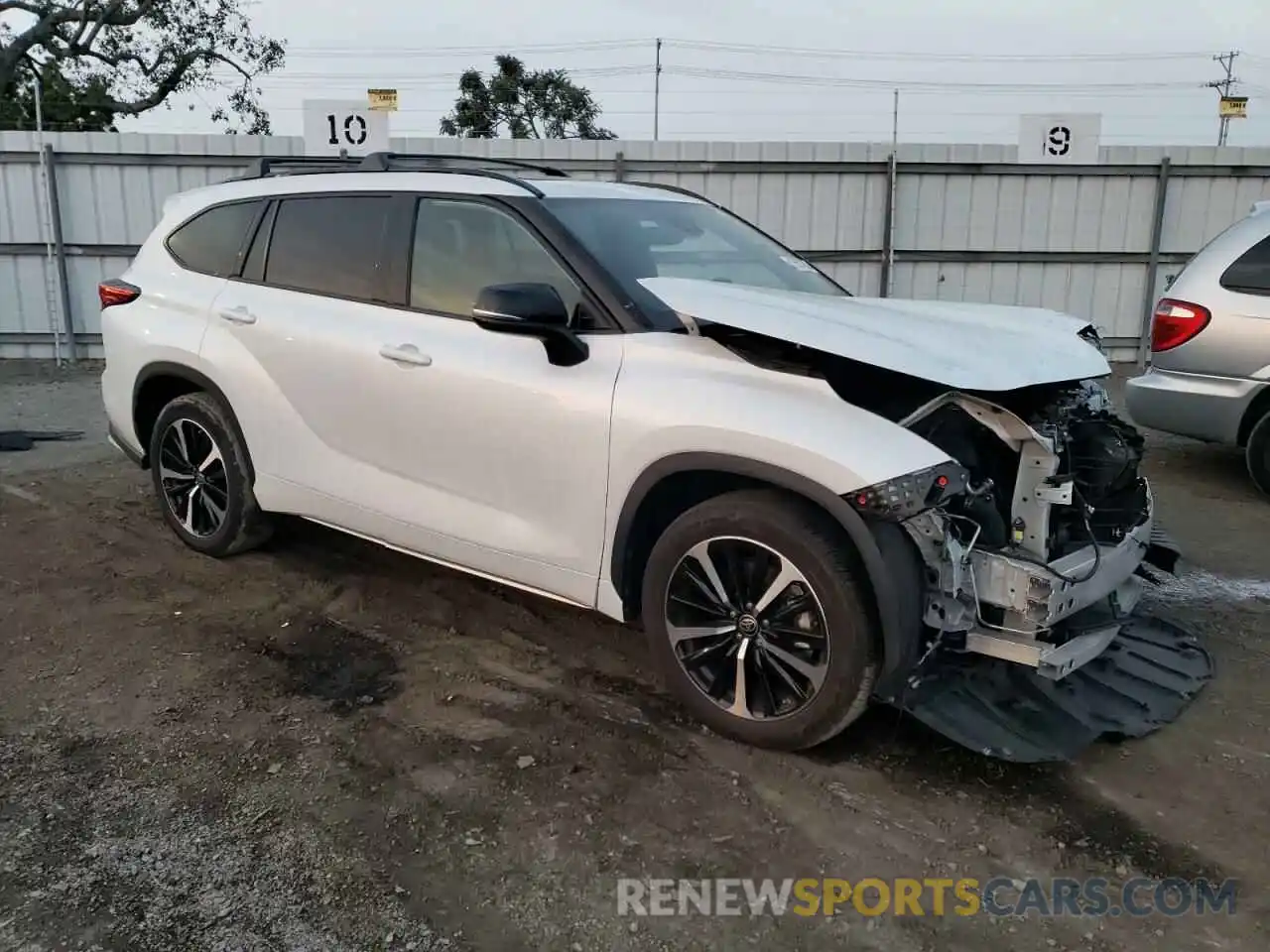 4 Photograph of a damaged car 5TDJZRAH9NS113226 TOYOTA HIGHLANDER 2022