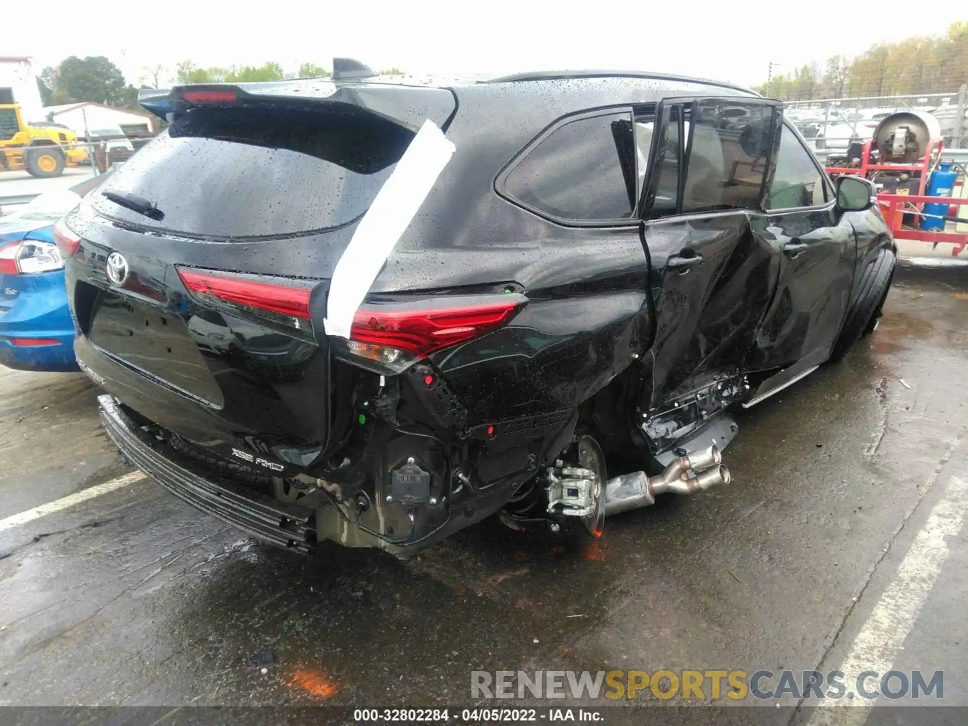 4 Photograph of a damaged car 5TDJZRBH0NS168694 TOYOTA HIGHLANDER 2022