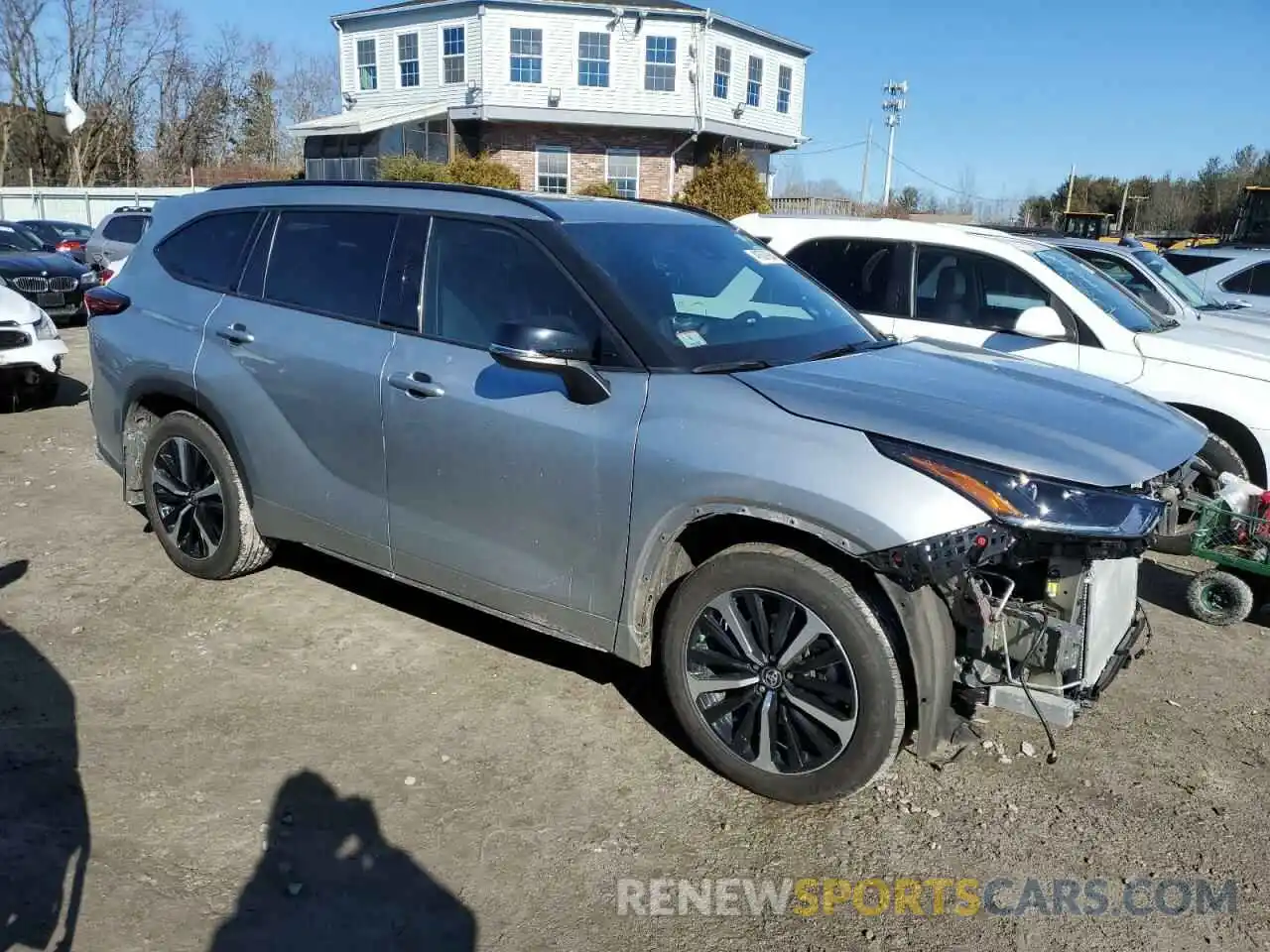 4 Photograph of a damaged car 5TDJZRBHXNS216010 TOYOTA HIGHLANDER 2022