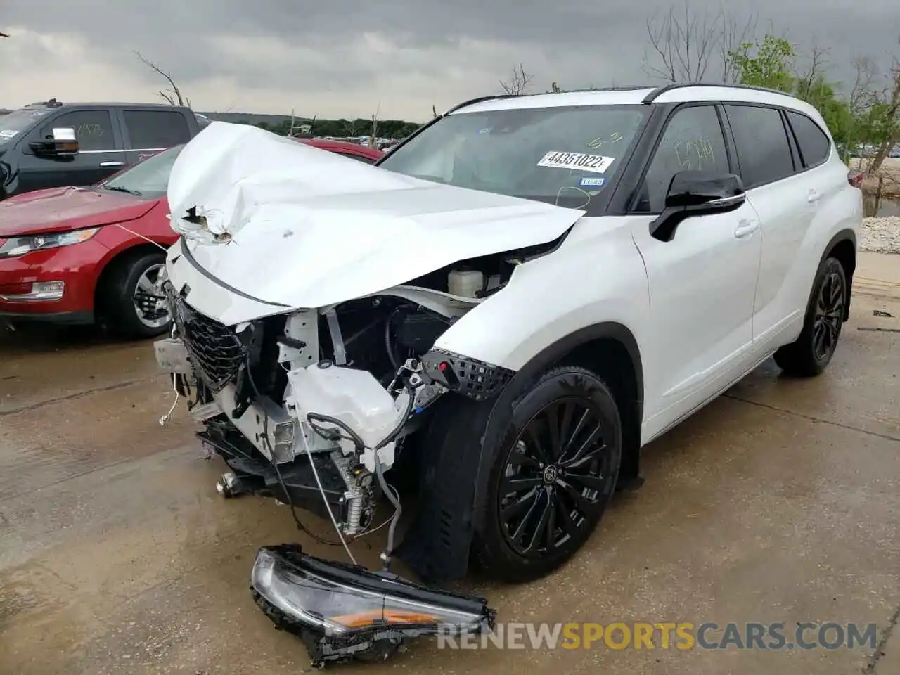 2 Photograph of a damaged car 5TDLZRAH7NS095429 TOYOTA HIGHLANDER 2022