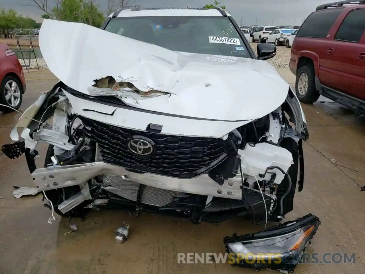 9 Photograph of a damaged car 5TDLZRAH7NS095429 TOYOTA HIGHLANDER 2022