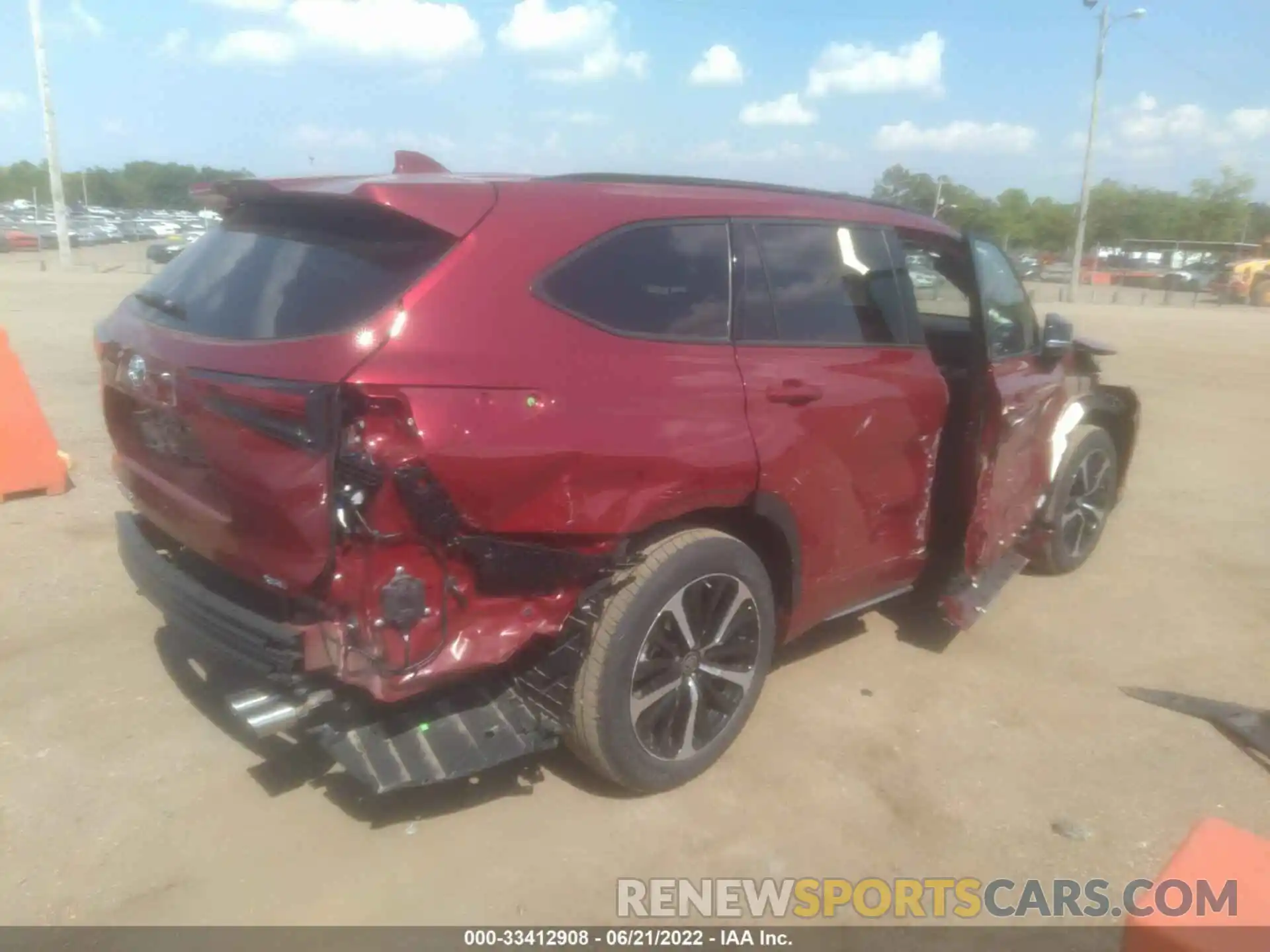 4 Photograph of a damaged car 5TDLZRAH7NS096239 TOYOTA HIGHLANDER 2022