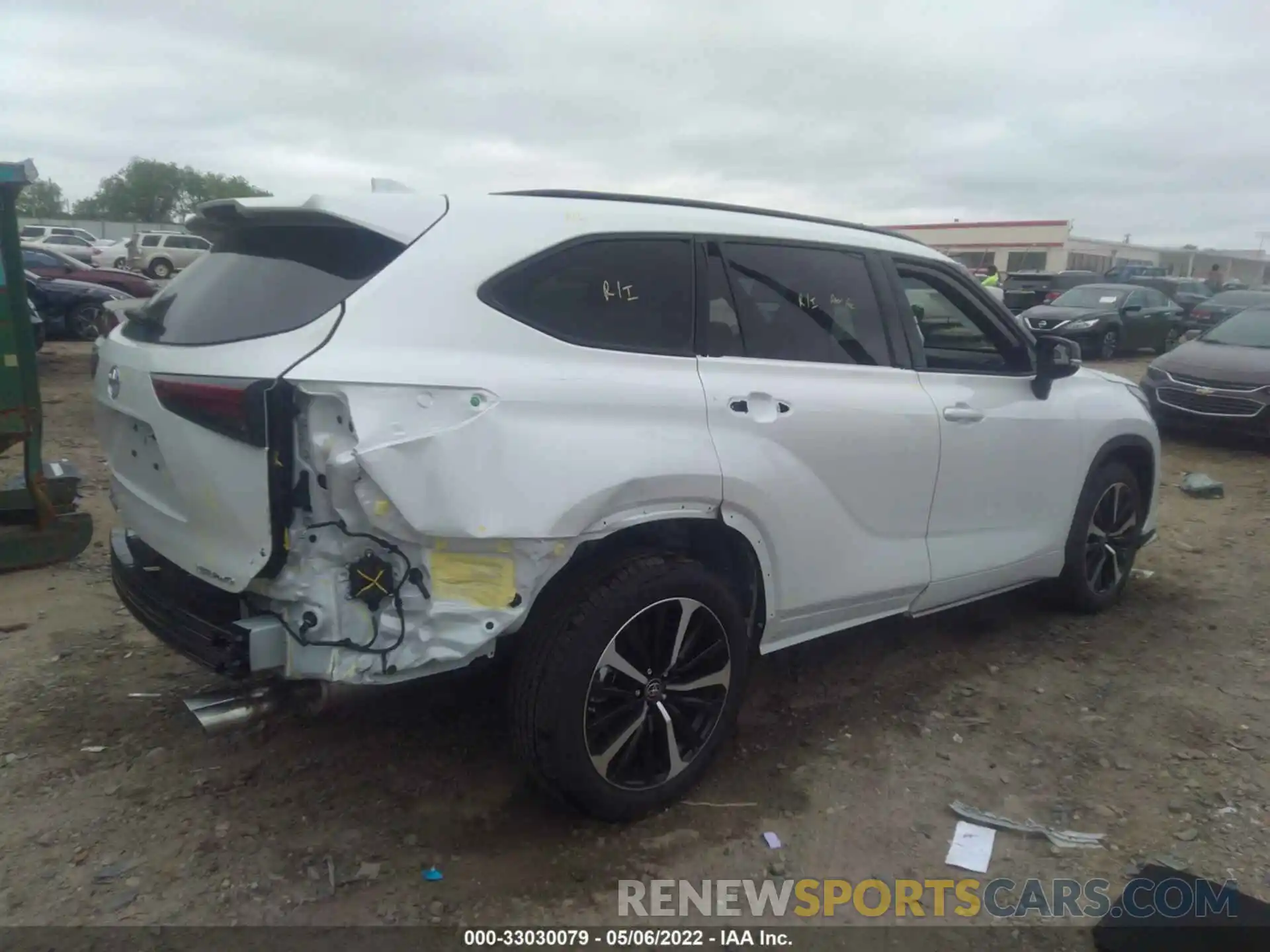 4 Photograph of a damaged car 5TDLZRBHXNS196298 TOYOTA HIGHLANDER 2022