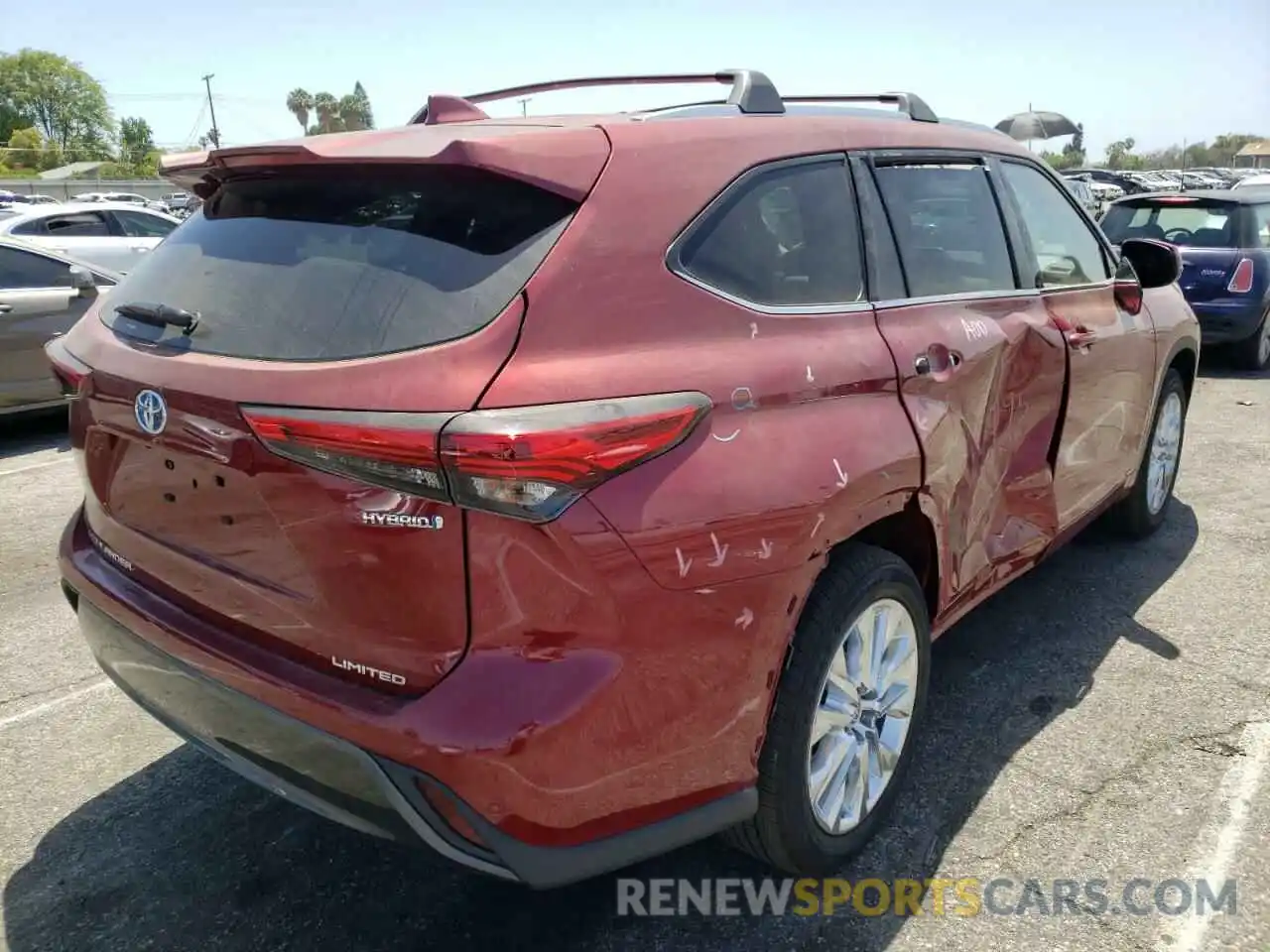 4 Photograph of a damaged car 5TDXBRCH6NS547924 TOYOTA HIGHLANDER 2022