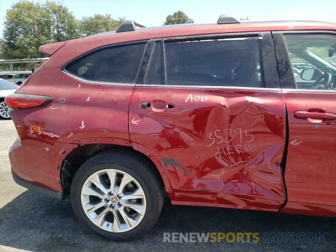 9 Photograph of a damaged car 5TDXBRCH6NS547924 TOYOTA HIGHLANDER 2022