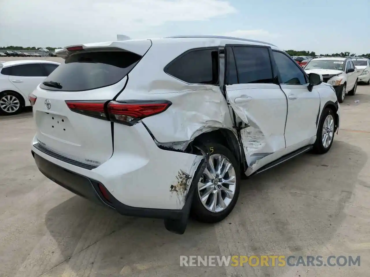 4 Photograph of a damaged car 5TDYZRAHXNS094409 TOYOTA HIGHLANDER 2022