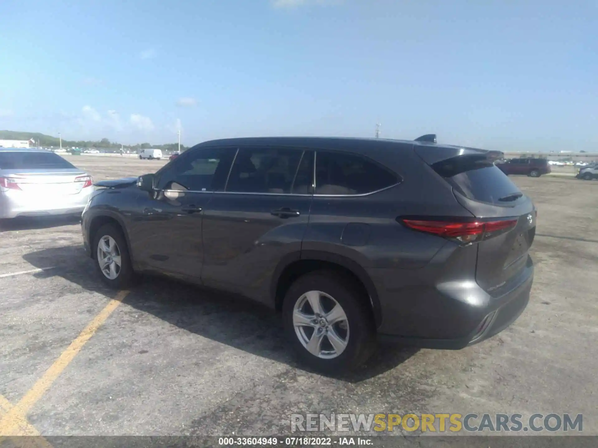 3 Photograph of a damaged car 5TDZZRAH0NS091412 TOYOTA HIGHLANDER 2022