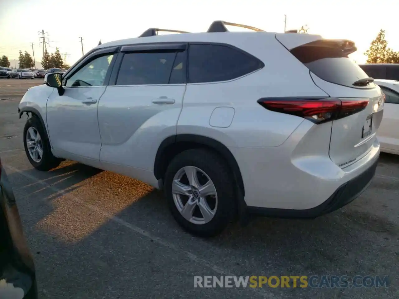 2 Photograph of a damaged car 5TDZZRAH1NS560121 TOYOTA HIGHLANDER 2022