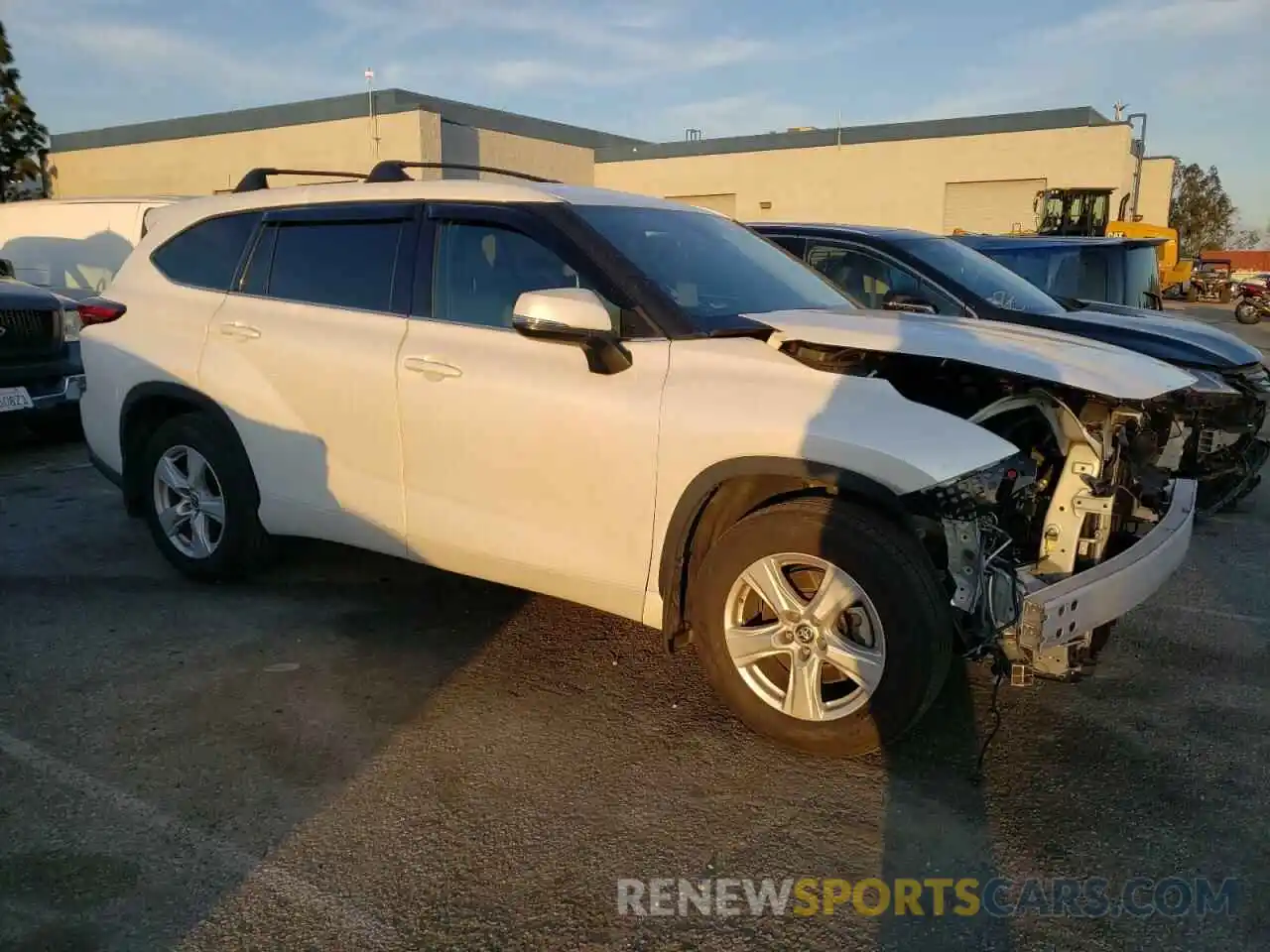 4 Photograph of a damaged car 5TDZZRAH1NS560121 TOYOTA HIGHLANDER 2022