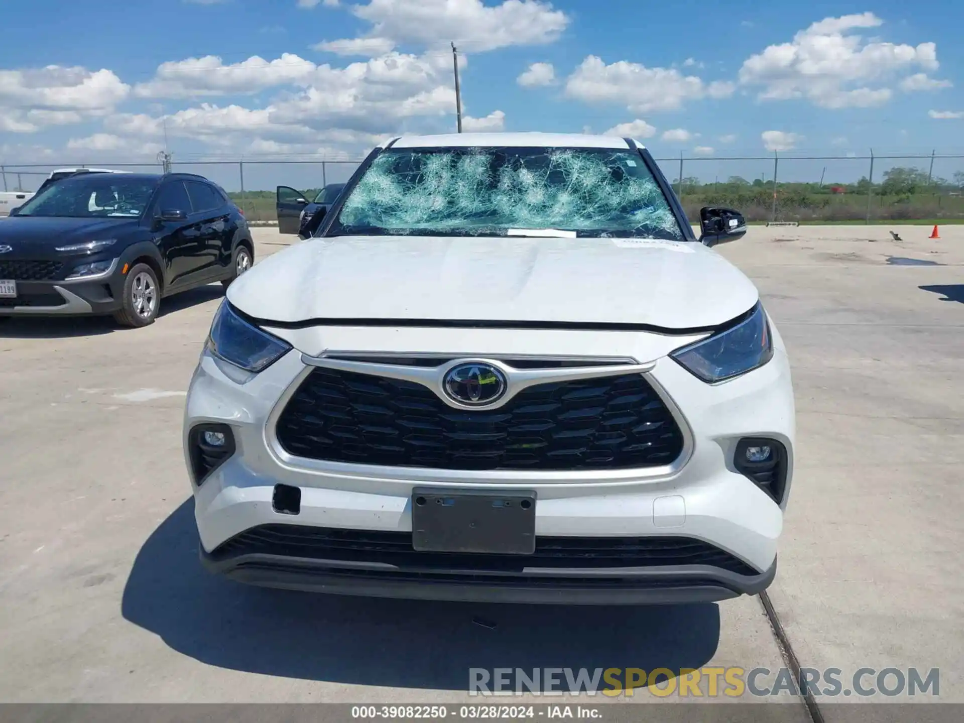 11 Photograph of a damaged car 5TDZZRAH2NS098488 TOYOTA HIGHLANDER 2022