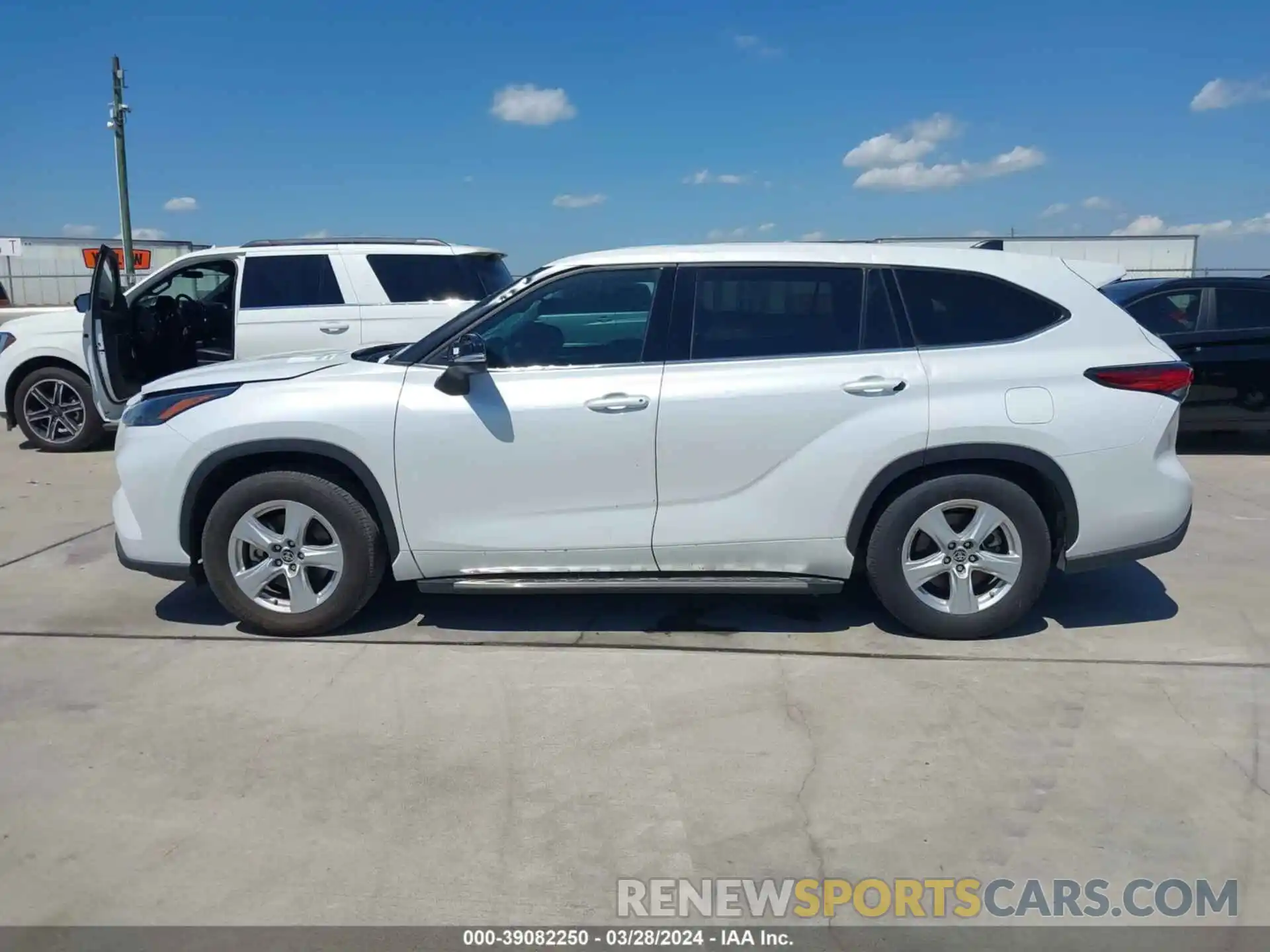 13 Photograph of a damaged car 5TDZZRAH2NS098488 TOYOTA HIGHLANDER 2022