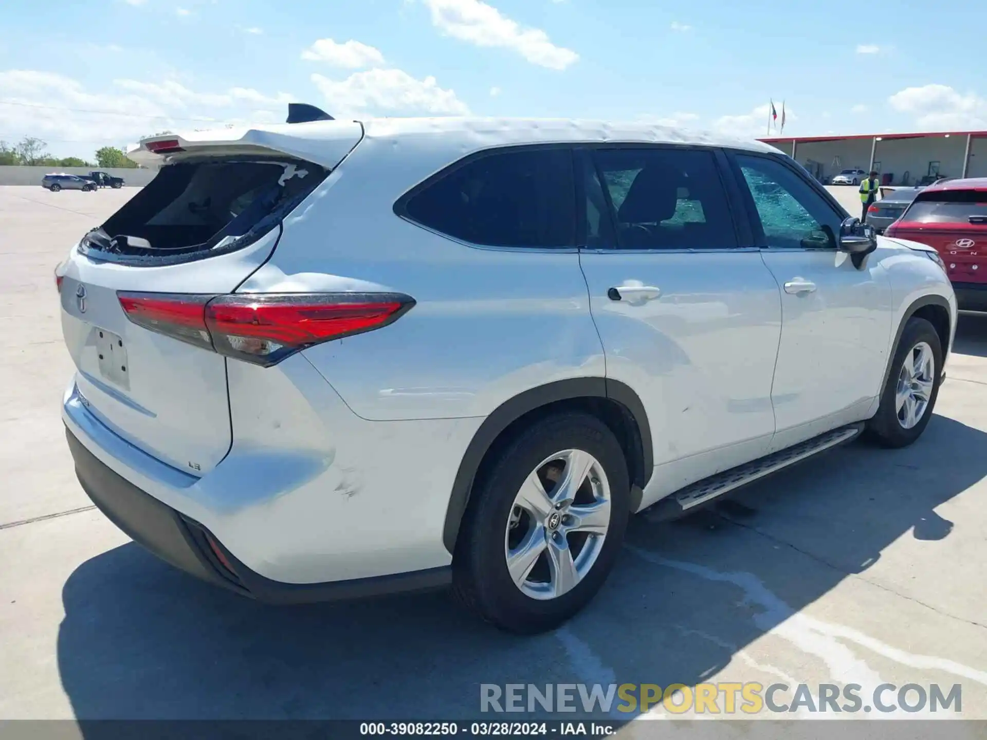 4 Photograph of a damaged car 5TDZZRAH2NS098488 TOYOTA HIGHLANDER 2022