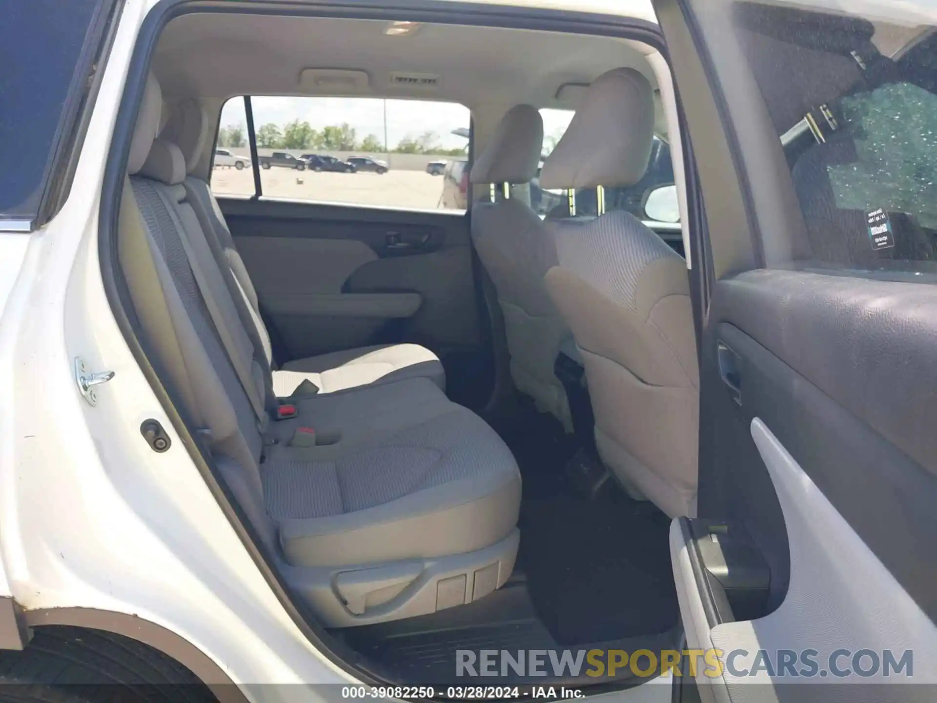 8 Photograph of a damaged car 5TDZZRAH2NS098488 TOYOTA HIGHLANDER 2022