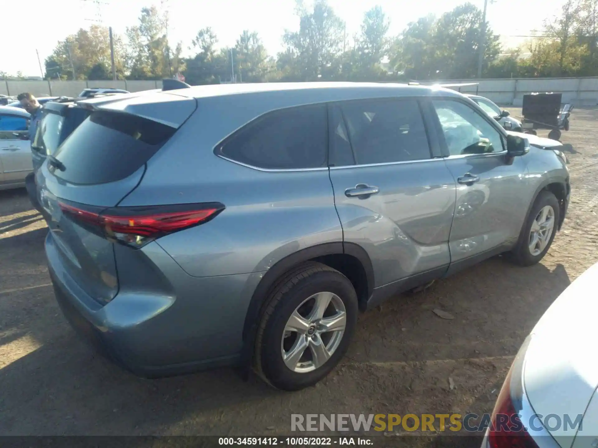 4 Photograph of a damaged car 5TDZZRAH3NS104962 TOYOTA HIGHLANDER 2022