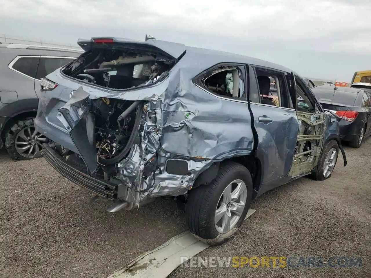 4 Photograph of a damaged car 5TDZZRAH5NS114005 TOYOTA HIGHLANDER 2022