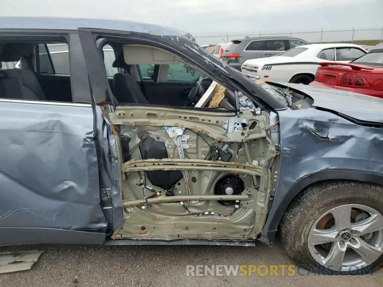 9 Photograph of a damaged car 5TDZZRAH5NS114005 TOYOTA HIGHLANDER 2022